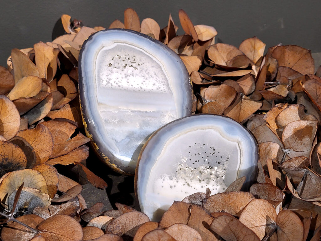 <strong>Agaat, paar, 1,5kg, 77,- euro, nr.21</strong>

<strong>Beschrijving Agaat.</strong>

Agaat is een veelzijdige edelsteen die bekend staat om zijn prachtige kleurbanden en patronen. Het is een variëteit van het mineraal kwarts, meer specifiek chalcedoon, en wordt vaak gebruikt in sieraden en als decoratieve steen. 
<strong>Algemene kenmerken:</strong>
Agaat is een microkristallijne vorm van kwarts, bestaande uit microscopisch kleine kristallen. 
<strong>Kleuren en patronen:</strong>
Agaat komt voor in vele kleuren, vaak met banden of lagen in verschillende tinten. 
Agaat is een populaire keuze voor het maken van kettingen, armbanden, ringen en andere sieraden vanwege de esthetische aantrekkingskracht en duurzaamheid. 
<strong>Spirituele eigenschappen:</strong>
Agaat wordt vaak geassocieerd met aardende, stabiliserende en beschermende eigenschappen. 
<strong>Helende werking:</strong>
Er wordt aangenomen dat agaat kan helpen bij het verminderen van stress, het bevorderen van emotioneel evenwicht en het versterken van het zelfvertrouwen. 
<strong>Verzorging van agaat:</strong>
Agaat is relatief gemakkelijk te onderhouden. Het kan worden gereinigd met lauw water, de rook van witte salie of palo santo, of door het op een hematiet- of bergkristal-cluster te plaatsen. 

<strong>-	Kunstgalerie-Arnold -</strong>