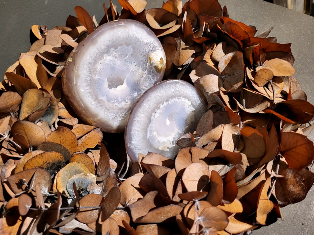 <strong>Agaat, paar, 1,5kg, 77,- euro, nr. 20</strong>

<strong>Beschrijving Agaat.</strong>

Agaat is een veelzijdige edelsteen die bekend staat om zijn prachtige kleurbanden en patronen. Het is een variëteit van het mineraal kwarts, meer specifiek chalcedoon, en wordt vaak gebruikt in sieraden en als decoratieve steen. 
<strong>Algemene kenmerken:</strong>
Agaat is een microkristallijne vorm van kwarts, bestaande uit microscopisch kleine kristallen. 
<strong>Kleuren en patronen:</strong>
Agaat komt voor in vele kleuren, vaak met banden of lagen in verschillende tinten. 
Agaat is een populaire keuze voor het maken van kettingen, armbanden, ringen en andere sieraden vanwege de esthetische aantrekkingskracht en duurzaamheid. 
<strong>Spirituele eigenschappen:</strong>
Agaat wordt vaak geassocieerd met aardende, stabiliserende en beschermende eigenschappen. 
<strong>Helende werking:</strong>
Er wordt aangenomen dat agaat kan helpen bij het verminderen van stress, het bevorderen van emotioneel evenwicht en het versterken van het zelfvertrouwen. 
<strong>Verzorging van agaat:</strong>
Agaat is relatief gemakkelijk te onderhouden. Het kan worden gereinigd met lauw water, de rook van witte salie of palo santo, of door het op een hematiet- of bergkristal-cluster te plaatsen. 

<strong>-	Kunstgalerie-Arnold -</strong>