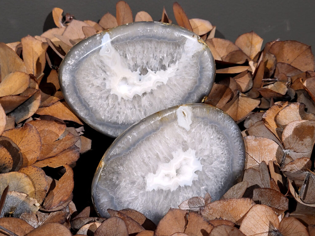 <strong>Agaat, paar, 1,7kg, 86,- euro, nr. 23</strong>

<strong>Beschrijving Agaat.</strong>

Agaat is een veelzijdige edelsteen die bekend staat om zijn prachtige kleurbanden en patronen. Het is een variëteit van het mineraal kwarts, meer specifiek chalcedoon, en wordt vaak gebruikt in sieraden en als decoratieve steen. 
<strong>Algemene kenmerken:</strong>
Agaat is een microkristallijne vorm van kwarts, bestaande uit microscopisch kleine kristallen. 
<strong>Kleuren en patronen:</strong>
Agaat komt voor in vele kleuren, vaak met banden of lagen in verschillende tinten. 
Agaat is een populaire keuze voor het maken van kettingen, armbanden, ringen en andere sieraden vanwege de esthetische aantrekkingskracht en duurzaamheid. 
<strong>Spirituele eigenschappen:</strong>
Agaat wordt vaak geassocieerd met aardende, stabiliserende en beschermende eigenschappen. 
<strong>Helende werking:</strong>
Er wordt aangenomen dat agaat kan helpen bij het verminderen van stress, het bevorderen van emotioneel evenwicht en het versterken van het zelfvertrouwen. 
<strong>Verzorging van agaat:</strong>
Agaat is relatief gemakkelijk te onderhouden. Het kan worden gereinigd met lauw water, de rook van witte salie of palo santo, of door het op een hematiet- of bergkristal-cluster te plaatsen. 

<strong>-	Kunstgalerie-Arnold -</strong>