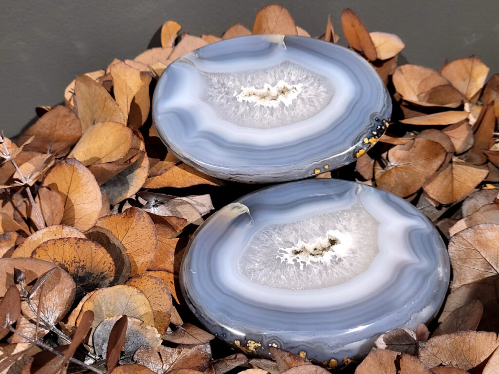 <strong>Agaat, paar, 1,7 kg, 87,- euro, nr. 23</strong>

<strong>Beschrijving Agaat.</strong>

Agaat is een veelzijdige edelsteen die bekend staat om zijn prachtige kleurbanden en patronen. Het is een variëteit van het mineraal kwarts, meer specifiek chalcedoon, en wordt vaak gebruikt in sieraden en als decoratieve steen. 
<strong>Algemene kenmerken:</strong>
Agaat is een microkristallijne vorm van kwarts, bestaande uit microscopisch kleine kristallen. 
<strong>Kleuren en patronen:</strong>
Agaat komt voor in vele kleuren, vaak met banden of lagen in verschillende tinten. 
Agaat is een populaire keuze voor het maken van kettingen, armbanden, ringen en andere sieraden vanwege de esthetische aantrekkingskracht en duurzaamheid. 
<strong>Spirituele eigenschappen:</strong>
Agaat wordt vaak geassocieerd met aardende, stabiliserende en beschermende eigenschappen. 
<strong>Helende werking:</strong>
Er wordt aangenomen dat agaat kan helpen bij het verminderen van stress, het bevorderen van emotioneel evenwicht en het versterken van het zelfvertrouwen. 
<strong>Verzorging van agaat:</strong>
Agaat is relatief gemakkelijk te onderhouden. Het kan worden gereinigd met lauw water, de rook van witte salie of palo santo, of door het op een hematiet- of bergkristal-cluster te plaatsen. 

<strong>-	Kunstgalerie-Arnold -</strong>