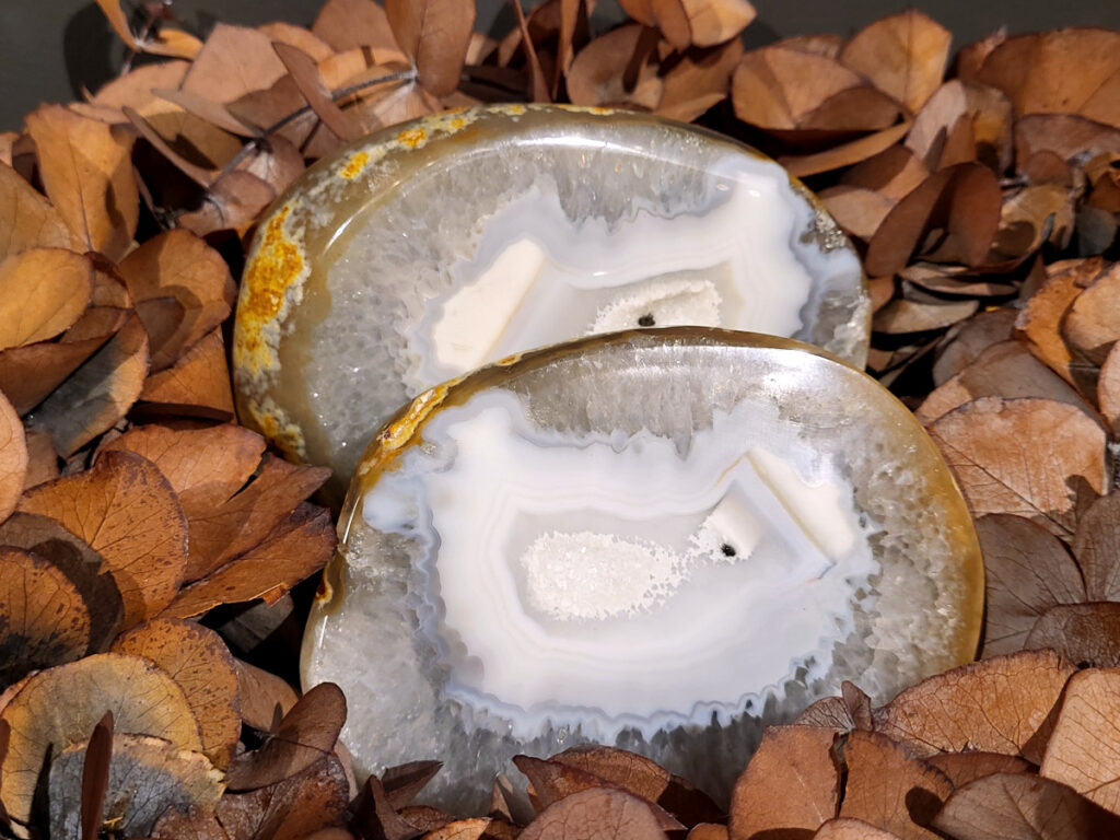 <strong>Agaat, paar, 1,8kg, 89,- euro, nr. 24</strong>

<strong>Beschrijving Agaat.</strong>

Agaat is een veelzijdige edelsteen die bekend staat om zijn prachtige kleurbanden en patronen. Het is een variëteit van het mineraal kwarts, meer specifiek chalcedoon, en wordt vaak gebruikt in sieraden en als decoratieve steen. 
<strong>Algemene kenmerken:</strong>
Agaat is een microkristallijne vorm van kwarts, bestaande uit microscopisch kleine kristallen. 
<strong>Kleuren en patronen:</strong>
Agaat komt voor in vele kleuren, vaak met banden of lagen in verschillende tinten. 
Agaat is een populaire keuze voor het maken van kettingen, armbanden, ringen en andere sieraden vanwege de esthetische aantrekkingskracht en duurzaamheid. 
<strong>Spirituele eigenschappen:</strong>
Agaat wordt vaak geassocieerd met aardende, stabiliserende en beschermende eigenschappen. 
<strong>Helende werking:</strong>
Er wordt aangenomen dat agaat kan helpen bij het verminderen van stress, het bevorderen van emotioneel evenwicht en het versterken van het zelfvertrouwen. 
<strong>Verzorging van agaat:</strong>
Agaat is relatief gemakkelijk te onderhouden. Het kan worden gereinigd met lauw water, de rook van witte salie of palo santo, of door het op een hematiet- of bergkristal-cluster te plaatsen. 

<strong>-	Kunstgalerie-Arnold -</strong>