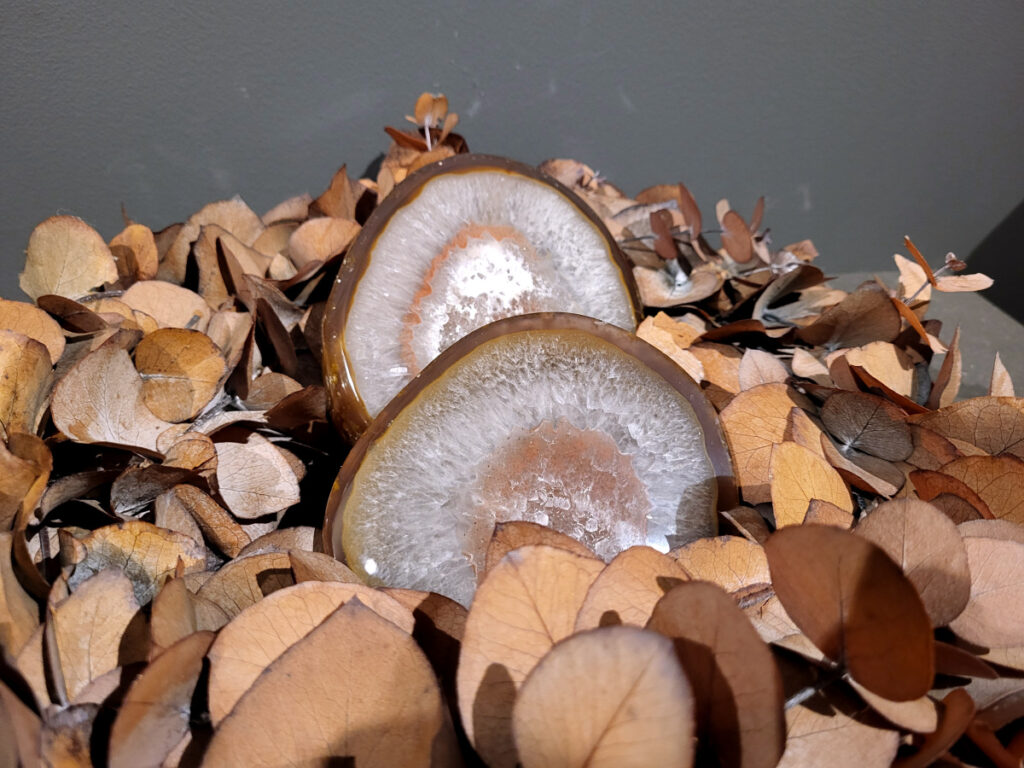 <strong>Agaat, paar, 1,8kg, 91,- euro, nr. 25</strong>

<strong>Beschrijving Agaat.</strong>

Agaat is een veelzijdige edelsteen die bekend staat om zijn prachtige kleurbanden en patronen. Het is een variëteit van het mineraal kwarts, meer specifiek chalcedoon, en wordt vaak gebruikt in sieraden en als decoratieve steen. 
<strong>Algemene kenmerken:</strong>
Agaat is een microkristallijne vorm van kwarts, bestaande uit microscopisch kleine kristallen. 
<strong>Kleuren en patronen:</strong>
Agaat komt voor in vele kleuren, vaak met banden of lagen in verschillende tinten. 
Agaat is een populaire keuze voor het maken van kettingen, armbanden, ringen en andere sieraden vanwege de esthetische aantrekkingskracht en duurzaamheid. 
<strong>Spirituele eigenschappen:</strong>
Agaat wordt vaak geassocieerd met aardende, stabiliserende en beschermende eigenschappen. 
<strong>Helende werking:</strong>
Er wordt aangenomen dat agaat kan helpen bij het verminderen van stress, het bevorderen van emotioneel evenwicht en het versterken van het zelfvertrouwen. 
<strong>Verzorging van agaat:</strong>
Agaat is relatief gemakkelijk te onderhouden. Het kan worden gereinigd met lauw water, de rook van witte salie of palo santo, of door het op een hematiet- of bergkristal-cluster te plaatsen. 

<strong>-	Kunstgalerie-Arnold -
</strong>