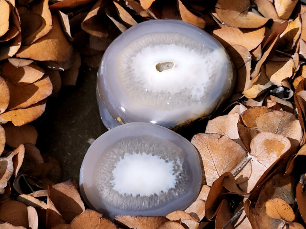 <strong>Agaat, paar, 1kg, 49,- euro, nr. 28</strong>

<strong>Beschrijving Agaat.</strong>

Agaat is een veelzijdige edelsteen die bekend staat om zijn prachtige kleurbanden en patronen. Het is een variëteit van het mineraal kwarts, meer specifiek chalcedoon, en wordt vaak gebruikt in sieraden en als decoratieve steen. 
<strong>Algemene kenmerken:</strong>
Agaat is een microkristallijne vorm van kwarts, bestaande uit microscopisch kleine kristallen. 
<strong>Kleuren en patronen:</strong>
Agaat komt voor in vele kleuren, vaak met banden of lagen in verschillende tinten. 
Agaat is een populaire keuze voor het maken van kettingen, armbanden, ringen en andere sieraden vanwege de esthetische aantrekkingskracht en duurzaamheid. 
<strong>Spirituele eigenschappen:</strong>
Agaat wordt vaak geassocieerd met aardende, stabiliserende en beschermende eigenschappen. 
<strong>Helende werking:</strong>
Er wordt aangenomen dat agaat kan helpen bij het verminderen van stress, het bevorderen van emotioneel evenwicht en het versterken van het zelfvertrouwen. 
<strong>Verzorging van agaat:</strong>
Agaat is relatief gemakkelijk te onderhouden. Het kan worden gereinigd met lauw water, de rook van witte salie of palo santo, of door het op een hematiet- of bergkristal-cluster te plaatsen. 

<strong>-	Kunstgalerie-Arnold -</strong>