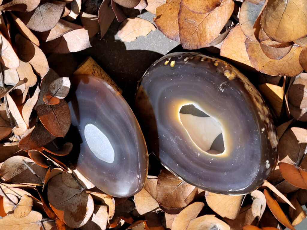 <strong>Agaat, paar, 1kg, 50,- euro, nr. 29</strong>

<strong>Beschrijving Agaat.</strong>

Agaat is een veelzijdige edelsteen die bekend staat om zijn prachtige kleurbanden en patronen. Het is een variëteit van het mineraal kwarts, meer specifiek chalcedoon, en wordt vaak gebruikt in sieraden en als decoratieve steen. 
<strong>Algemene kenmerken:</strong>
Agaat is een microkristallijne vorm van kwarts, bestaande uit microscopisch kleine kristallen. 
<strong>Kleuren en patronen:</strong>
Agaat komt voor in vele kleuren, vaak met banden of lagen in verschillende tinten. 
Agaat is een populaire keuze voor het maken van kettingen, armbanden, ringen en andere sieraden vanwege de esthetische aantrekkingskracht en duurzaamheid. 
<strong>Spirituele eigenschappen:</strong>
Agaat wordt vaak geassocieerd met aardende, stabiliserende en beschermende eigenschappen. 
<strong>Helende werking:</strong>
Er wordt aangenomen dat agaat kan helpen bij het verminderen van stress, het bevorderen van emotioneel evenwicht en het versterken van het zelfvertrouwen. 
<strong>Verzorging van agaat:</strong>
Agaat is relatief gemakkelijk te onderhouden. Het kan worden gereinigd met lauw water, de rook van witte salie of palo santo, of door het op een hematiet- of bergkristal-cluster te plaatsen. 

<strong>-	Kunstgalerie-Arnold -</strong>