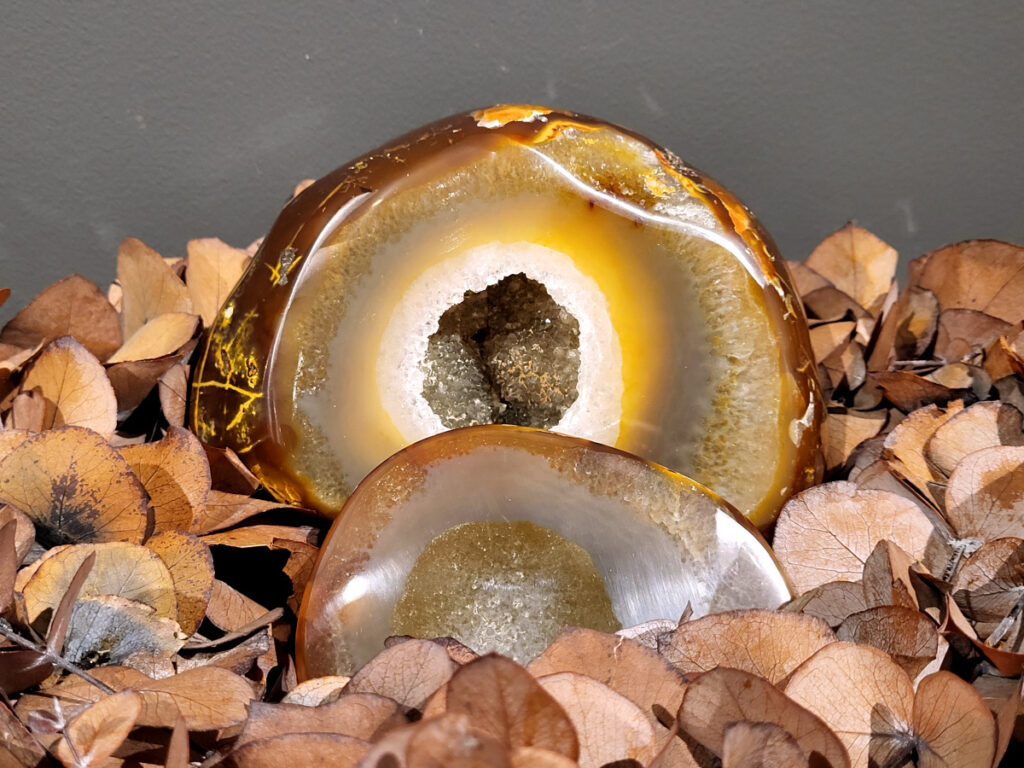 <strong>Agaat, paar, 2,5kg, 125,- euro, nr. 33</strong>

<strong>Beschrijving Agaat.</strong>

Agaat is een veelzijdige edelsteen die bekend staat om zijn prachtige kleurbanden en patronen. Het is een variëteit van het mineraal kwarts, meer specifiek chalcedoon, en wordt vaak gebruikt in sieraden en als decoratieve steen. 
<strong>Algemene kenmerken:</strong>
Agaat is een microkristallijne vorm van kwarts, bestaande uit microscopisch kleine kristallen. 
<strong>Kleuren en patronen:</strong>
Agaat komt voor in vele kleuren, vaak met banden of lagen in verschillende tinten. 
Agaat is een populaire keuze voor het maken van kettingen, armbanden, ringen en andere sieraden vanwege de esthetische aantrekkingskracht en duurzaamheid. 
<strong>Spirituele eigenschappen:</strong>
Agaat wordt vaak geassocieerd met aardende, stabiliserende en beschermende eigenschappen. 
<strong>Helende werking:</strong>
Er wordt aangenomen dat agaat kan helpen bij het verminderen van stress, het bevorderen van emotioneel evenwicht en het versterken van het zelfvertrouwen. 
<strong>Verzorging van agaat:</strong>
Agaat is relatief gemakkelijk te onderhouden. Het kan worden gereinigd met lauw water, de rook van witte salie of palo santo, of door het op een hematiet- of bergkristal-cluster te plaatsen. 

<strong>-	Kunstgalerie-Arnold -</strong>