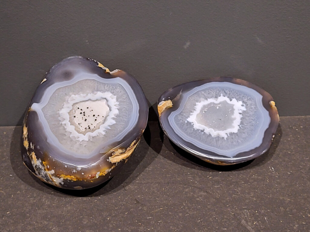 <strong>Agaat, paar, 2,5 kg, 125,- euro, nr. 16</strong>

Beschrijving Agaat.

Agaat is een veelzijdige edelsteen die bekend staat om zijn prachtige kleurbanden en patronen. Het is een variëteit van het mineraal kwarts, meer specifiek chalcedoon, en wordt vaak gebruikt in sieraden en als decoratieve steen. 
<strong>Algemene kenmerken:</strong>
Agaat is een microkristallijne vorm van kwarts, bestaande uit microscopisch kleine kristallen. 
<strong>Kleuren en patronen:</strong>
Agaat komt voor in vele kleuren, vaak met banden of lagen in verschillende tinten. 
Agaat is een populaire keuze voor het maken van kettingen, armbanden, ringen en andere sieraden vanwege de esthetische aantrekkingskracht en duurzaamheid. 
<strong>Spirituele eigenschappen:</strong>
Agaat wordt vaak geassocieerd met aardende, stabiliserende en beschermende eigenschappen. 
<strong>Helende werking:</strong>
Er wordt aangenomen dat agaat kan helpen bij het verminderen van stress, het bevorderen van emotioneel evenwicht en het versterken van het zelfvertrouwen. 
<strong>Verzorging van agaat:</strong>
Agaat is relatief gemakkelijk te onderhouden. Het kan worden gereinigd met lauw water, de rook van witte salie of palo santo, of door het op een hematiet- of bergkristal-cluster te plaatsen. 

<strong>-	Kunstgalerie-Arnold -</strong>