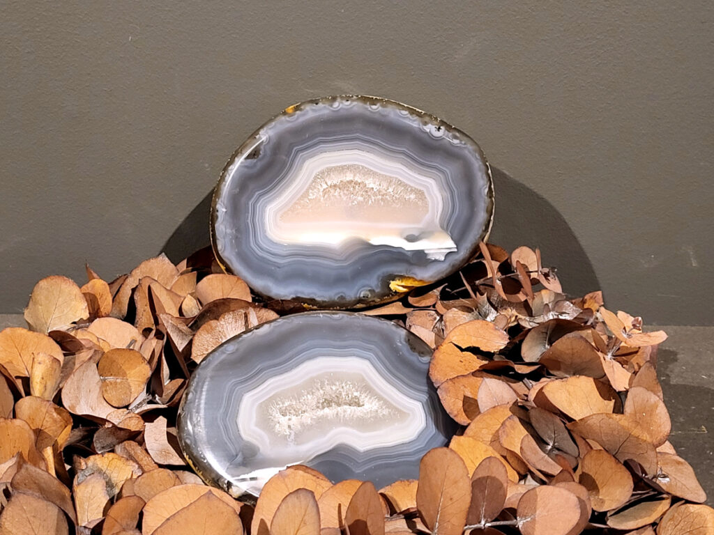 <strong>Agaat, paar, 2,7kg, 134,- euro, nr. 33</strong>

<strong>Beschrijving Agaat.</strong>

Agaat is een veelzijdige edelsteen die bekend staat om zijn prachtige kleurbanden en patronen. Het is een variëteit van het mineraal kwarts, meer specifiek chalcedoon, en wordt vaak gebruikt in sieraden en als decoratieve steen. 
<strong>Algemene kenmerken:</strong>
Agaat is een microkristallijne vorm van kwarts, bestaande uit microscopisch kleine kristallen. 
<strong>Kleuren en patronen:</strong>
Agaat komt voor in vele kleuren, vaak met banden of lagen in verschillende tinten. 
Agaat is een populaire keuze voor het maken van kettingen, armbanden, ringen en andere sieraden vanwege de esthetische aantrekkingskracht en duurzaamheid. 
<strong>Spirituele eigenschappen:</strong>
Agaat wordt vaak geassocieerd met aardende, stabiliserende en beschermende eigenschappen. 
<strong>Helende werking:</strong>
Er wordt aangenomen dat agaat kan helpen bij het verminderen van stress, het bevorderen van emotioneel evenwicht en het versterken van het zelfvertrouwen. 
<strong>Verzorging van agaat:</strong>
Agaat is relatief gemakkelijk te onderhouden. Het kan worden gereinigd met lauw water, de rook van witte salie of palo santo, of door het op een hematiet- of bergkristal-cluster te plaatsen. 

<strong>-	Kunstgalerie-Arnold -</strong>