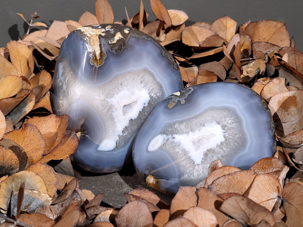 <strong>Agaat, paar, 2kg, 99,- euro, nr. 35</strong>

<strong>Beschrijving Agaat.</strong>

Agaat is een veelzijdige edelsteen die bekend staat om zijn prachtige kleurbanden en patronen. Het is een variëteit van het mineraal kwarts, meer specifiek chalcedoon, en wordt vaak gebruikt in sieraden en als decoratieve steen. 
<strong>Algemene kenmerken:</strong>
Agaat is een microkristallijne vorm van kwarts, bestaande uit microscopisch kleine kristallen. 
<strong>Kleuren en patronen:</strong>
Agaat komt voor in vele kleuren, vaak met banden of lagen in verschillende tinten. 
Agaat is een populaire keuze voor het maken van kettingen, armbanden, ringen en andere sieraden vanwege de esthetische aantrekkingskracht en duurzaamheid. 
<strong>Spirituele eigenschappen:</strong>
Agaat wordt vaak geassocieerd met aardende, stabiliserende en beschermende eigenschappen. 
<strong>Helende werking:</strong>
Er wordt aangenomen dat agaat kan helpen bij het verminderen van stress, het bevorderen van emotioneel evenwicht en het versterken van het zelfvertrouwen. 
<strong>Verzorging van agaat:</strong>
Agaat is relatief gemakkelijk te onderhouden. Het kan worden gereinigd met lauw water, de rook van witte salie of palo santo, of door het op een hematiet- of bergkristal-cluster te plaatsen. 

<strong>-	Kunstgalerie-Arnold -</strong>