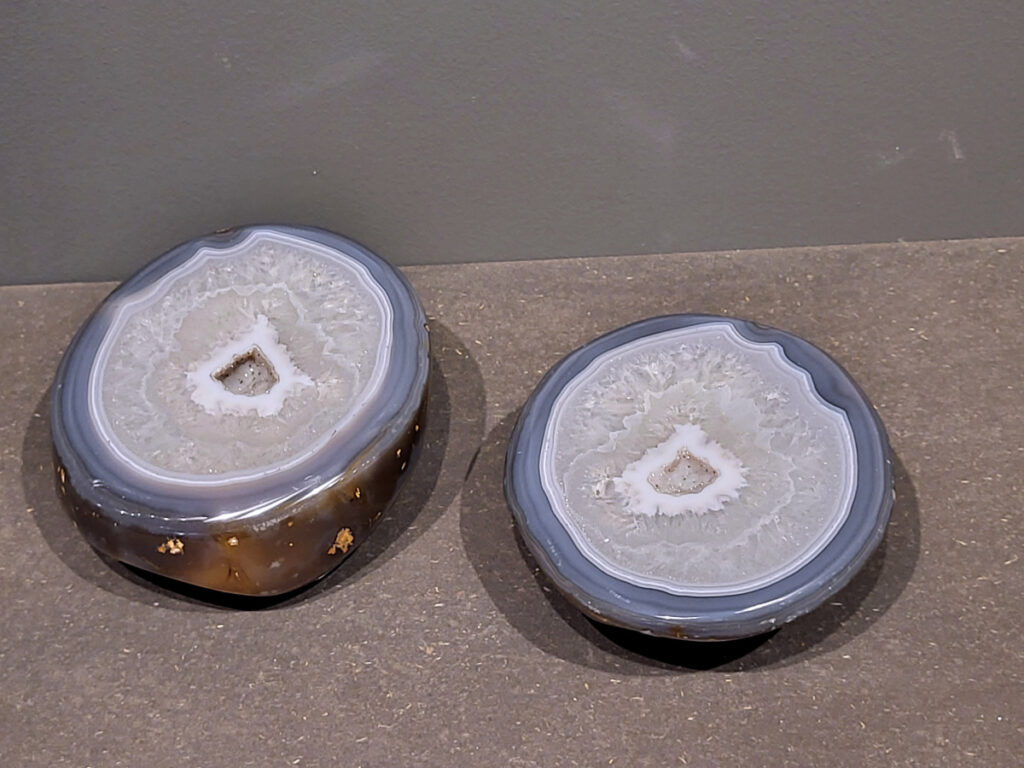 <strong>Agaat, paar, 3,3 kg, 163,- euro, nr. 19</strong>

Beschrijving Agaat.

Agaat is een veelzijdige edelsteen die bekend staat om zijn prachtige kleurbanden en patronen. Het is een variëteit van het mineraal kwarts, meer specifiek chalcedoon, en wordt vaak gebruikt in sieraden en als decoratieve steen. 
<strong>Algemene kenmerken:</strong>
Agaat is een microkristallijne vorm van kwarts, bestaande uit microscopisch kleine kristallen. 
<strong>Kleuren en patronen:</strong>
Agaat komt voor in vele kleuren, vaak met banden of lagen in verschillende tinten. 
Agaat is een populaire keuze voor het maken van kettingen, armbanden, ringen en andere sieraden vanwege de esthetische aantrekkingskracht en duurzaamheid. 
<strong>Spirituele eigenschappen:</strong>
Agaat wordt vaak geassocieerd met aardende, stabiliserende en beschermende eigenschappen. 
<strong>Helende werking:</strong>
Er wordt aangenomen dat agaat kan helpen bij het verminderen van stress, het bevorderen van emotioneel evenwicht en het versterken van het zelfvertrouwen. 
<strong>Verzorging van agaat:</strong>
Agaat is relatief gemakkelijk te onderhouden. Het kan worden gereinigd met lauw water, de rook van witte salie of palo santo, of door het op een hematiet- of bergkristal-cluster te plaatsen. 

<strong>-	Kunstgalerie-Arnold -</strong>