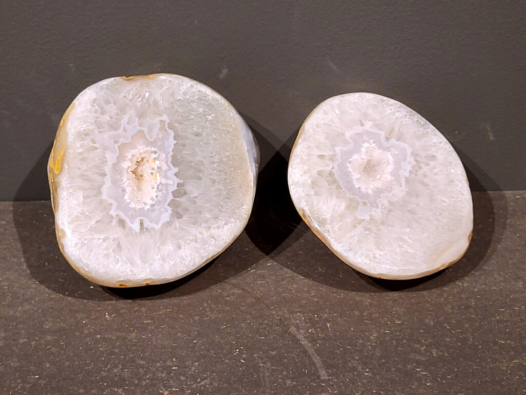 <strong>Agaat, paar, 3,4 kg, 170,- euro, nr. 18</strong>

Beschrijving Agaat.

Agaat is een veelzijdige edelsteen die bekend staat om zijn prachtige kleurbanden en patronen. Het is een variëteit van het mineraal kwarts, meer specifiek chalcedoon, en wordt vaak gebruikt in sieraden en als decoratieve steen. 
<strong>Algemene kenmerken:</strong>
Agaat is een microkristallijne vorm van kwarts, bestaande uit microscopisch kleine kristallen. 
<strong>Kleuren en patronen:</strong>
Agaat komt voor in vele kleuren, vaak met banden of lagen in verschillende tinten. 
Agaat is een populaire keuze voor het maken van kettingen, armbanden, ringen en andere sieraden vanwege de esthetische aantrekkingskracht en duurzaamheid. 
<strong>Spirituele eigenschappen:</strong>
Agaat wordt vaak geassocieerd met aardende, stabiliserende en beschermende eigenschappen. 
<strong>Helende werking:</strong>
Er wordt aangenomen dat agaat kan helpen bij het verminderen van stress, het bevorderen van emotioneel evenwicht en het versterken van het zelfvertrouwen. 
<strong>Verzorging van agaat:</strong>
Agaat is relatief gemakkelijk te onderhouden. Het kan worden gereinigd met lauw water, de rook van witte salie of palo santo, of door het op een hematiet- of bergkristal-cluster te plaatsen. 

<strong>-	Kunstgalerie-Arnold -</strong>