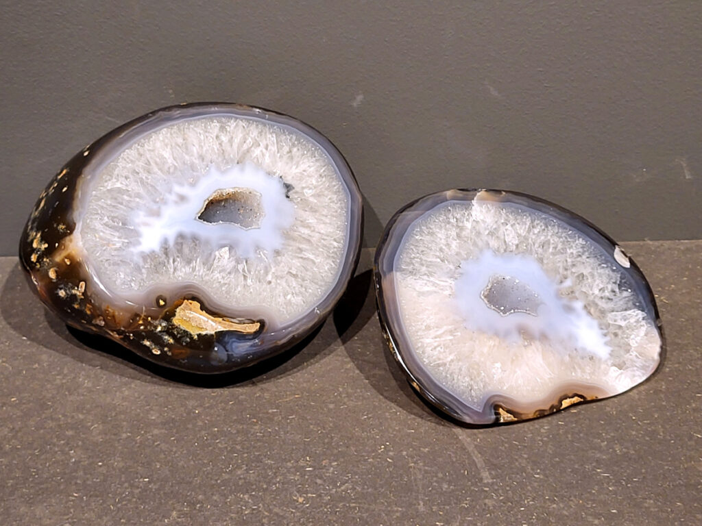 <strong>Agaat, paar, 3,9 kg, 196,- euro, nr. 20</strong>

Beschrijving Agaat.

Agaat is een veelzijdige edelsteen die bekend staat om zijn prachtige kleurbanden en patronen. Het is een variëteit van het mineraal kwarts, meer specifiek chalcedoon, en wordt vaak gebruikt in sieraden en als decoratieve steen. 
<strong>Algemene kenmerken:</strong>
Agaat is een microkristallijne vorm van kwarts, bestaande uit microscopisch kleine kristallen. 
<strong>Kleuren en patronen:</strong>
Agaat komt voor in vele kleuren, vaak met banden of lagen in verschillende tinten. 
Agaat is een populaire keuze voor het maken van kettingen, armbanden, ringen en andere sieraden vanwege de esthetische aantrekkingskracht en duurzaamheid. 
<strong>Spirituele eigenschappen:</strong>
Agaat wordt vaak geassocieerd met aardende, stabiliserende en beschermende eigenschappen. 
<strong>Helende werking:</strong>
Er wordt aangenomen dat agaat kan helpen bij het verminderen van stress, het bevorderen van emotioneel evenwicht en het versterken van het zelfvertrouwen. 
<strong>Verzorging van agaat:</strong>
Agaat is relatief gemakkelijk te onderhouden. Het kan worden gereinigd met lauw water, de rook van witte salie of palo santo, of door het op een hematiet- of bergkristal-cluster te plaatsen. 

<strong>-	Kunstgalerie-Arnold -</strong>