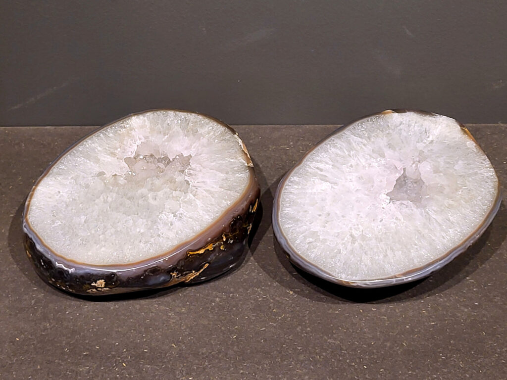 <strong>Agaat,paar, 5,4 kg, 271,- euro, nr. 17</strong>

Beschrijving Agaat.

Agaat is een veelzijdige edelsteen die bekend staat om zijn prachtige kleurbanden en patronen. Het is een variëteit van het mineraal kwarts, meer specifiek chalcedoon, en wordt vaak gebruikt in sieraden en als decoratieve steen. 
<strong>Algemene kenmerken:</strong>
Agaat is een microkristallijne vorm van kwarts, bestaande uit microscopisch kleine kristallen. 
<strong>Kleuren en patronen:</strong>
Agaat komt voor in vele kleuren, vaak met banden of lagen in verschillende tinten. 
Agaat is een populaire keuze voor het maken van kettingen, armbanden, ringen en andere sieraden vanwege de esthetische aantrekkingskracht en duurzaamheid. 
<strong>Spirituele eigenschappen:</strong>
Agaat wordt vaak geassocieerd met aardende, stabiliserende en beschermende eigenschappen. 
<strong>Helende werking:</strong>
Er wordt aangenomen dat agaat kan helpen bij het verminderen van stress, het bevorderen van emotioneel evenwicht en het versterken van het zelfvertrouwen. 
<strong>Verzorging van agaat:</strong>
Agaat is relatief gemakkelijk te onderhouden. Het kan worden gereinigd met lauw water, de rook van witte salie of palo santo, of door het op een hematiet- of bergkristal-cluster te plaatsen. 

<strong>-	Kunstgalerie-Arnold -</strong>