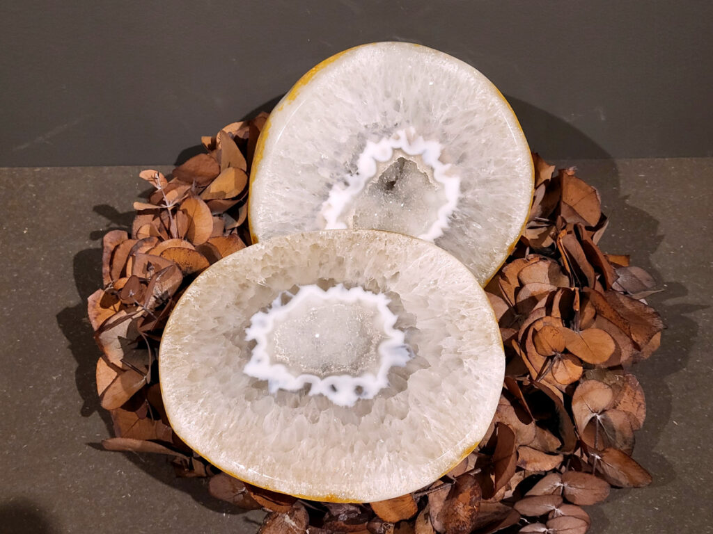 <strong>Agaat, paar, 6,4kg, 321- euro, nr. 38</strong>

<strong>Beschrijving Agaat.</strong>

Agaat is een veelzijdige edelsteen die bekend staat om zijn prachtige kleurbanden en patronen. Het is een variëteit van het mineraal kwarts, meer specifiek chalcedoon, en wordt vaak gebruikt in sieraden en als decoratieve steen. 
<strong>Algemene kenmerken:</strong>
Agaat is een microkristallijne vorm van kwarts, bestaande uit microscopisch kleine kristallen. 
<strong>Kleuren en patronen:</strong>
Agaat komt voor in vele kleuren, vaak met banden of lagen in verschillende tinten. 
Agaat is een populaire keuze voor het maken van kettingen, armbanden, ringen en andere sieraden vanwege de esthetische aantrekkingskracht en duurzaamheid. 
<strong>Spirituele eigenschappen:</strong>
Agaat wordt vaak geassocieerd met aardende, stabiliserende en beschermende eigenschappen. 
<strong>Helende werking:</strong>
Er wordt aangenomen dat agaat kan helpen bij het verminderen van stress, het bevorderen van emotioneel evenwicht en het versterken van het zelfvertrouwen. 
<strong>Verzorging van agaat:</strong>
Agaat is relatief gemakkelijk te onderhouden. Het kan worden gereinigd met lauw water, de rook van witte salie of palo santo, of door het op een hematiet- of bergkristal-cluster te plaatsen. 

<strong>-	Kunstgalerie-Arnold -</strong>