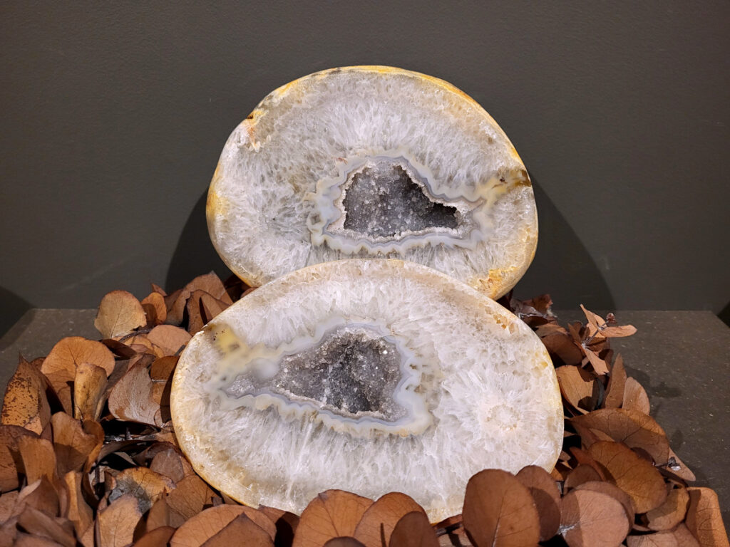 <strong>Agaat, paar, 7,1kg, 357,- euro, nr. 39</strong>

<strong>Beschrijving Agaat.</strong>

Agaat is een veelzijdige edelsteen die bekend staat om zijn prachtige kleurbanden en patronen. Het is een variëteit van het mineraal kwarts, meer specifiek chalcedoon, en wordt vaak gebruikt in sieraden en als decoratieve steen. 
<strong>Algemene kenmerken:</strong>
Agaat is een microkristallijne vorm van kwarts, bestaande uit microscopisch kleine kristallen. 
<strong>Kleuren en patronen:</strong>
Agaat komt voor in vele kleuren, vaak met banden of lagen in verschillende tinten. 
Agaat is een populaire keuze voor het maken van kettingen, armbanden, ringen en andere sieraden vanwege de esthetische aantrekkingskracht en duurzaamheid. 
<strong>Spirituele eigenschappen:</strong>
Agaat wordt vaak geassocieerd met aardende, stabiliserende en beschermende eigenschappen. 
<strong>Helende werking:</strong>
Er wordt aangenomen dat agaat kan helpen bij het verminderen van stress, het bevorderen van emotioneel evenwicht en het versterken van het zelfvertrouwen. 
<strong>Verzorging van agaat:</strong>
Agaat is relatief gemakkelijk te onderhouden. Het kan worden gereinigd met lauw water, de rook van witte salie of palo santo, of door het op een hematiet- of bergkristal-cluster te plaatsen. 

<strong>-	Kunstgalerie-Arnold -</strong>