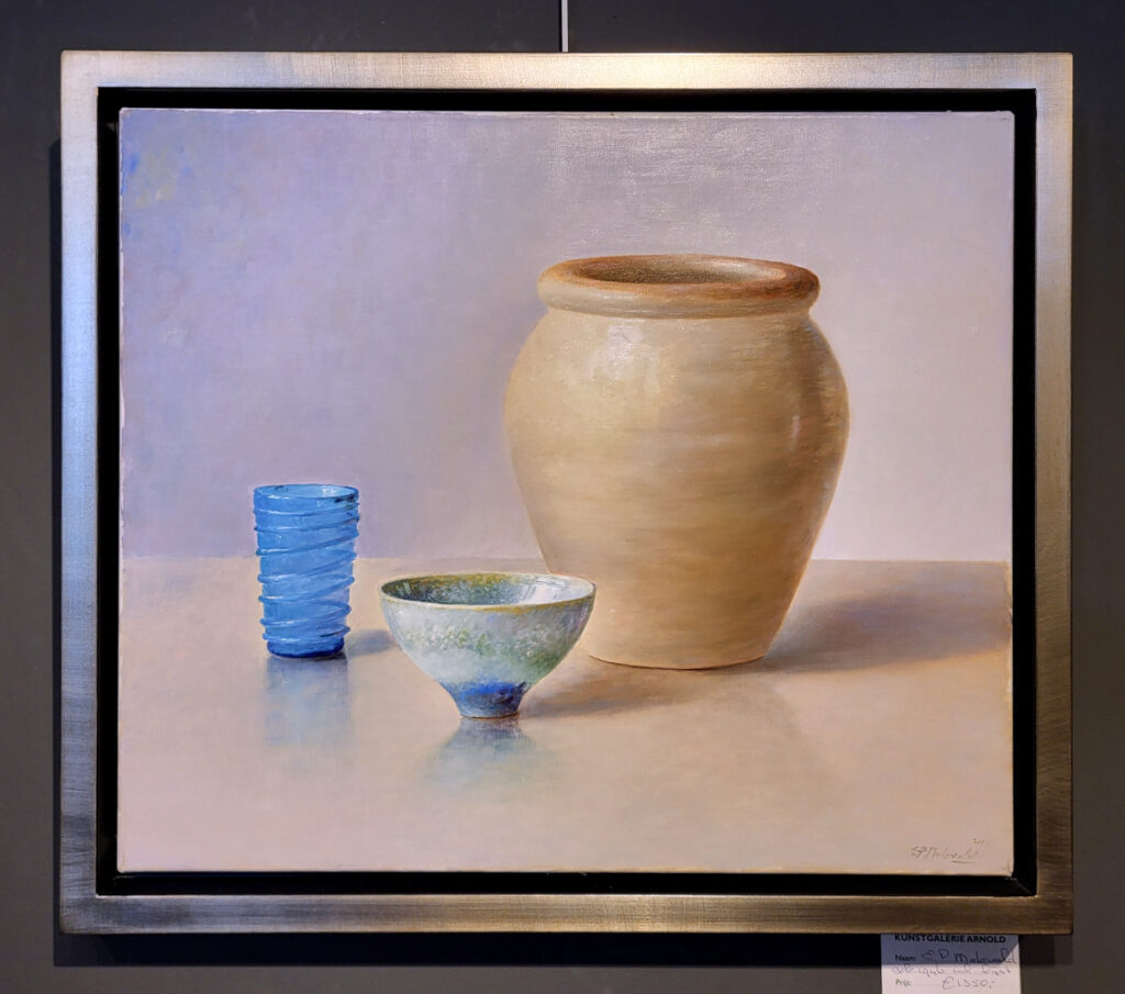 <strong>E.P.Moleveld, olieverf op linnen, keramiek met glas, afmeting 50x60cm doekmaat, afmeting inclusief lijst 56x66cm, 1350,- euro, nr. 392</strong>

Moleveld, E.P.Moleveld, Ed Moleveld geb 1946
<strong>Moleveld, E.P. Moleveld, een kunstenaar met een ongelooflijke perfectie.</strong> Eduard Pieter Moleveld, geboren in Den Haag op 1 mei 1946 en zoon van de bekende voetschilder Pieter Moleveld. <strong>Een naturalistisch fijnschilder, die al zijn objecten zo weet te analyseren, dat hij door een eigen manier van kleuropbouw zijn schilderijen tot een ongekende klasse weet te brengen.</strong> Wanneer men zijn werk van dichterbij bekijkt, zal men een overvloed aan kleuren zien, die op afstand in elkaar overvloeien en het koper, tin, glas of welke stof dan ook, een echtheid meegeven van een weergaloze kwaliteit. Een belangrijk criterium voor Ed Moleveld is dat wanneer hij eetbare produkten schildert, zoals fruit, groente of snoep, hijzelf geprikkeld moet worden om het te willen eten. <strong>E.P. Moleveld geniet grote belangstelling voor zijn werk in binnen- en buitenland en heeft reeds vele nationale en internationale tentoonstellingen met groot succes kunnen afronden.</strong>