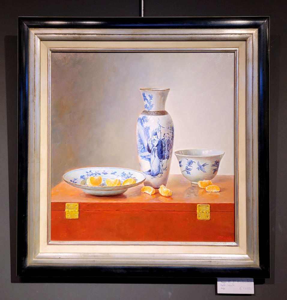 <strong>E.P. Moleveld, keramiek met mandarijnen, afmeting 60x60cm doekmaat, afmeting incl. lijst, 80x80cm, 1350,- euro, nr. 390</strong>

Moleveld, E.P.Moleveld, Ed Moleveld geb 1946
<strong>Moleveld, E.P. Moleveld, een kunstenaar met een ongelooflijke perfectie.</strong> Eduard Pieter Moleveld, geboren in Den Haag op 1 mei 1946 en zoon van de bekende voetschilder Pieter Moleveld. <strong>Een naturalistisch fijnschilder, die al zijn objecten zo weet te analyseren, dat hij door een eigen manier van kleuropbouw zijn schilderijen tot een ongekende klasse weet te brengen.</strong> Wanneer men zijn werk van dichterbij bekijkt, zal men een overvloed aan kleuren zien, die op afstand in elkaar overvloeien en het koper, tin, glas of welke stof dan ook, een echtheid meegeven van een weergaloze kwaliteit. Een belangrijk criterium voor Ed Moleveld is dat wanneer hij eetbare produkten schildert, zoals fruit, groente of snoep, hijzelf geprikkeld moet worden om het te willen eten.<strong> E.P. Moleveld geniet grote belangstelling voor zijn werk in binnen- en buitenland en heeft reeds vele nationale en internationale tentoonstellingen met groot succes kunnen afronden.</strong>