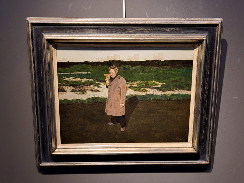 <strong>Laar, Theo van Laar, de scharrelaar, olieverf op linnen, afmeting 30x40cm doekmaat, afmeting incl. lijst 50x60cm, 750,- euro, nr. 25</strong>

<strong>Laar, Theo van Laar, is geboren in 1943 in Den Haag. </strong>Hij was een vrijzinnig kunstenaar die zijn eigen richting bepaalde. <strong>Over het algemeen schilderde hij in een hyperrealistische stijl, die we terug vinden in zijn tekeningen en schilderijen.</strong>
Hij schilderde hoofdzakelijk vanuit de Haagse Schilderswijk en maakte ook als kunstenaar van diverse objecten, waarvan <strong>Het Otootje</strong> een belangrijk kunstwerk werd, wat de buurtbewoners niet wilden missen in hun buurt.
Het kunstwerk was beroemd in de Schilderswijk en werd vrijwel zonder uitzondering zeer gewaardeerd door de buurtbewoners. Maar de <strong>‘Auto tegen de gevel’</strong> uit 1980 van Theo van Laar moest in juli 1996 het veld ruimen. Van de rode Mini viel bij slecht weer een wieldop af, totaal doorgeroest. Binnen een paar dagen werd het vehikel naar beneden getakeld. Jammer, maar het complete kunstwerk zou later dat jaar met de sloop van het gebouw in de De Heemstraat, waaraan het was bevestigd, toch verdwijnen.
De bewoners van de Haagse Schilderswijk lieten het er niet bij zitten. Ze voerden succesvol actie. Het duurde een paar jaar voordat een geschikte locatie werd gevonden. In 2004 keerde de Mini terug in de wijk. <strong>De auto draait weer netjes het parkeervak in dat dit keer is geschilderd op een blinde muur van een flat in de Westenbergstraat.</strong> Aangezien deze muur kleiner is dan de muur op de oude locatie, is er een nieuw ontwerp voor de parkeerplaats gemaakt. De parkeervakken staan nu links in plaats van rechts. UIT is naar boven ofwel rechtdoor en niet langer linksaf. Ook is er minder parkeerruimte beschikbaar.