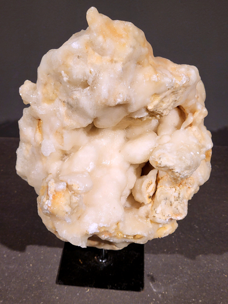 Calciet op standaard, 10kg, 38cm hoog, 175,- euro, nr. 55

Calciet is een veelvoorkomend mineraal dat voornamelijk bestaat uit calciumcarbonaat. Het komt in diverse kleuren en vormen voor en wordt in veel industrieën gebruikt, maar ook in de esoterie. 
Algemene kenmerken:
Samenstelling: Calciet bestaat voornamelijk uit calciumcarbonaat (CaCO3). 
Vorming: Het ontstaat door afzetting van calciumcarbonaat in water, maar ook door ophoping van schelpen en skeletten van zeedieren. 
Uiterlijk: Het heeft vaak een glasachtige glans, is doorzichtig tot doorschijnend en kan vele kleuren hebben, zoals geel, oranje, rood, bruin, blauw, groen, roze, wit en kleurloos. 
Hardheid: Calciet heeft een hardheid van 3 op de schaal van Mohs. 
Veelvoorkomend: Het is een van de meest voorkomende mineralen en is een hoofdbestanddeel van kalksteen, marmer en krijt. 
Esoterie:
In de edelsteentherapie wordt calciet gezien als een steen die energie versterkt, negatieve energieën verwijdert en spirituele groei bevordert. Verschillende kleuren calciet hebben specifieke eigenschappen, zoals gele calciet voor doorzettingsvermogen en moed, en mangano calciet voor emotionele heling. 
Specifieke calcietsoorten:
Gele Calciet: Staat bekend om het absorberen van negativiteit, het versterken van doorzettingsvermogen en het aantrekken van succes. 
Blauwe Calciet: Wordt geassocieerd met kalmering, communicatie en het loslaten van stress. 
Groene Calciet: Werkt op de hartchakra, bevordert liefde, compassie en emotionele heling. 
Mangano Calciet: Wordt gebruikt voor emotionele heling, het loslaten van oud verdriet en het versterken van zelfvertrouwen. 
Reiniging:
Calciet kan op verschillende manieren gereinigd worden, maar het is belangrijk om te weten dat sommige soorten, zoals gele calciet, niet goed tegen water kunnen. 
Andere reinigingsmethoden zijn bijvoorbeeld reinigen met edelstenenspray, op een Amethist of bergkristal leggen, of reinigen met selenite. 
Het is een steen die kan worden gebruikt voor energieversterking, emotionele heling en het bevorderen van spirituele groei, afhankelijk van de specifieke kleur en eigenschappen. 