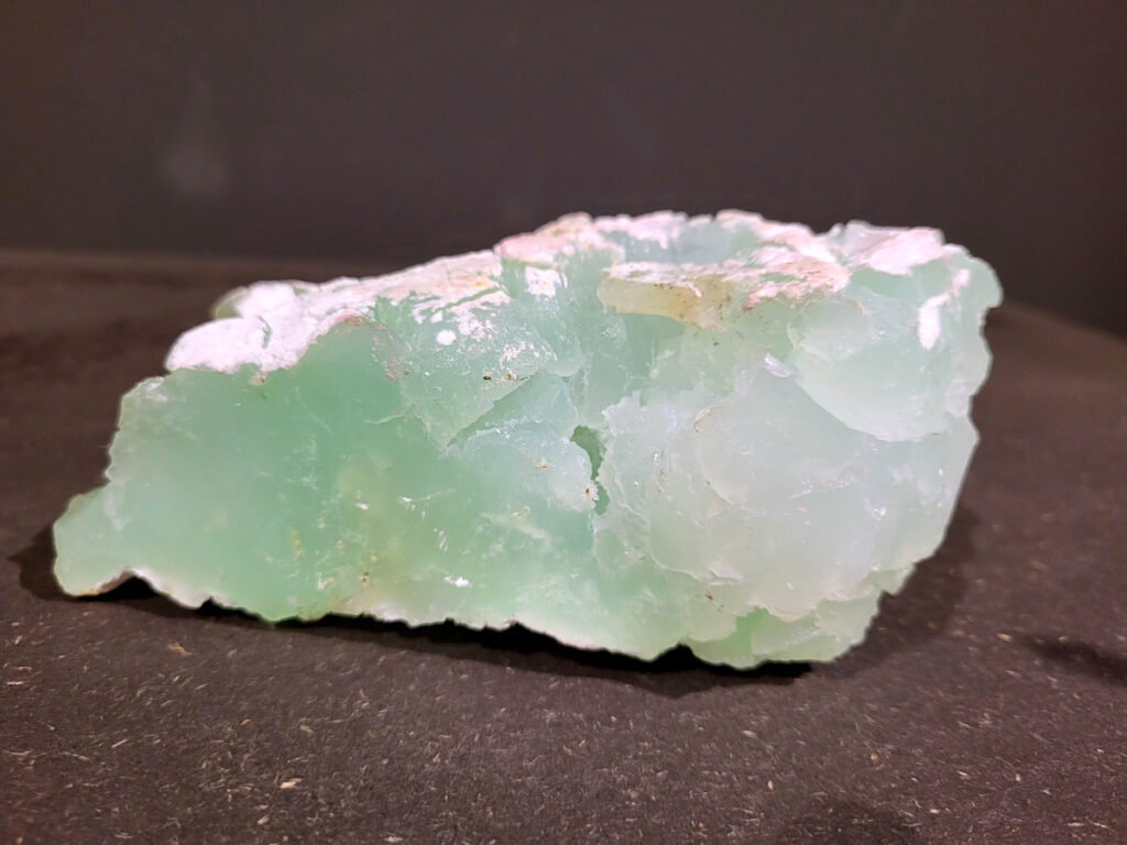 Chrysopraas ruw, 0,7kg, 14cm breed, 35,- euro, nr. 2

beschrijving volgt