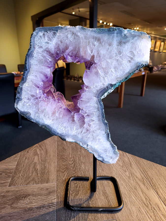 <strong>Amethist, Amethist Portaal, 3,8 kg, 37cm hoog, 170,- euro, nr. 9</strong>

<strong>Amethist is een paarse variëteit van kwarts, bekend om zijn kalmerende en spirituele eigenschappen.</strong> De kleur varieert van licht lila tot diep violet en wordt veroorzaakt door sporen van ijzer en andere elementen. Amethist wordt al eeuwenlang gewaardeerd, zowel vanwege zijn esthetische schoonheid als zijn vermeende genezende en beschermende krachten. 
<strong>Amethist is een kwartskristal, vaak te vinden in geodes (holtes in gesteente) of als afzonderlijke kristallen. 
De kleur varieert van lichtpaars tot diep violet, soms met roze of blauwe tinten. </strong>
De kleurintensiteit kan variëren, waarbij donkerdere amethisten vaak als kwalitatief worden beschouwd. 
Soms vertoont amethist dichroïsme, waarbij je verschillende kleuren kunt zien wanneer je de steen in het licht draait. 

<strong>Vindplaatsen:</strong>
Amethist wordt gevonden in verschillende delen van de wereld, waaronder Brazilië, Uruguay, Zambia, Madagaskar, Rusland en Canada.
Het wordt vaak gevonden in bergachtige gebieden. 

Gebruik:
<strong>Amethist wordt gebruikt in sieraden, decoratieve objecten en als helende steen. </strong>
Het wordt vaak gedragen als hanger, ring of armband, of geplaatst in ruimtes om de energie te zuiveren. 
<strong>Amethist wordt ook gebruikt in meditatie en andere spirituele praktijken. </strong>