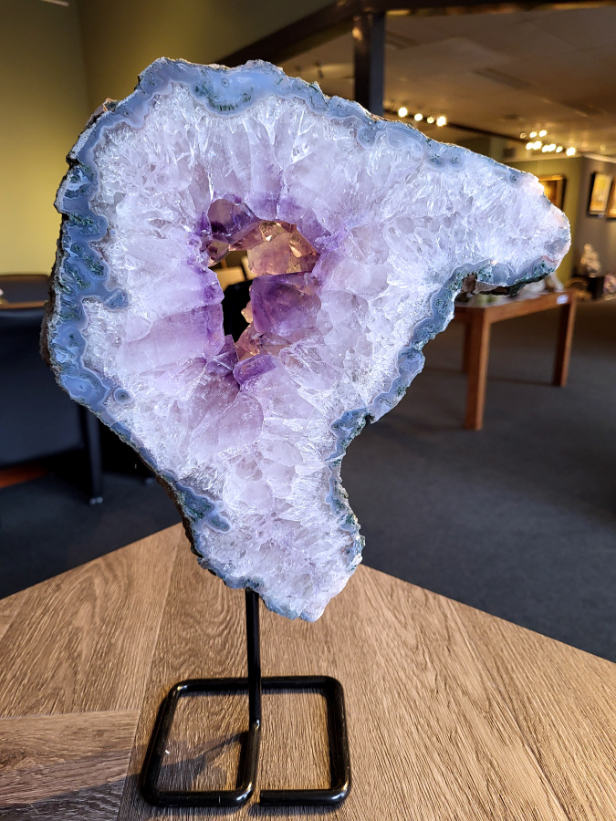 <strong>Amethist, Amethist Portaal, 4,6kg, 38cm hoog, 204,- euro, nr. 6</strong>

<strong>Amethist is een paarse variëteit van kwarts, bekend om zijn kalmerende en spirituele eigenschappen.</strong> De kleur varieert van licht lila tot diep violet en wordt veroorzaakt door sporen van ijzer en andere elementen. Amethist wordt al eeuwenlang gewaardeerd, zowel vanwege zijn esthetische schoonheid als zijn vermeende genezende en beschermende krachten. 
<strong>Amethist is een kwartskristal, vaak te vinden in geodes (holtes in gesteente) of als afzonderlijke kristallen. 
De kleur varieert van lichtpaars tot diep violet, soms met roze of blauwe tinten. </strong>
De kleurintensiteit kan variëren, waarbij donkerdere amethisten vaak als kwalitatief worden beschouwd. 
Soms vertoont amethist dichroïsme, waarbij je verschillende kleuren kunt zien wanneer je de steen in het licht draait. 

<strong>Vindplaatsen:</strong>
Amethist wordt gevonden in verschillende delen van de wereld, waaronder Brazilië, Uruguay, Zambia, Madagaskar, Rusland en Canada.
Het wordt vaak gevonden in bergachtige gebieden. 

Gebruik:
<strong>Amethist wordt gebruikt in sieraden, decoratieve objecten en als helende steen. </strong>
Het wordt vaak gedragen als hanger, ring of armband, of geplaatst in ruimtes om de energie te zuiveren. 
<strong>Amethist wordt ook gebruikt in meditatie en andere spirituele praktijken. </strong>