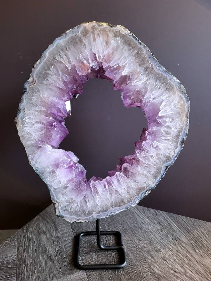 <strong>Amethist, Amethist Portaal, 5,5kg, 45cm hoog, 245,- euro, nr. 1</strong>

<strong>Amethist is een paarse variëteit van kwarts, bekend om zijn kalmerende en spirituele eigenschappen.</strong> De kleur varieert van licht lila tot diep violet en wordt veroorzaakt door sporen van ijzer en andere elementen. Amethist wordt al eeuwenlang gewaardeerd, zowel vanwege zijn esthetische schoonheid als zijn vermeende genezende en beschermende krachten. 
<strong>Amethist is een kwartskristal, vaak te vinden in geodes (holtes in gesteente) of als afzonderlijke kristallen. 
De kleur varieert van lichtpaars tot diep violet, soms met roze of blauwe tinten. </strong>
De kleurintensiteit kan variëren, waarbij donkerdere amethisten vaak als kwalitatief worden beschouwd. 
Soms vertoont amethist dichroïsme, waarbij je verschillende kleuren kunt zien wanneer je de steen in het licht draait. 

<strong>Vindplaatsen:</strong>
Amethist wordt gevonden in verschillende delen van de wereld, waaronder Brazilië, Uruguay, Zambia, Madagaskar, Rusland en Canada.
Het wordt vaak gevonden in bergachtige gebieden. 

Gebruik:
<strong>Amethist wordt gebruikt in sieraden, decoratieve objecten en als helende steen. </strong>
Het wordt vaak gedragen als hanger, ring of armband, of geplaatst in ruimtes om de energie te zuiveren. 
<strong>Amethist wordt ook gebruikt in meditatie en andere spirituele praktijken. </strong>