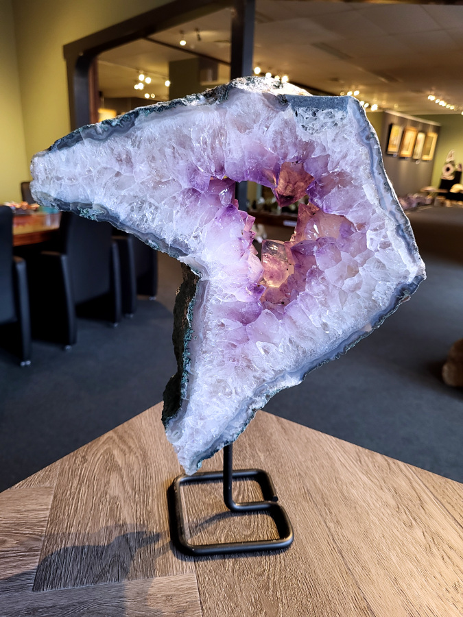 <strong>Amethist, Amethist portaal, 4,1kg, 37cm hoog, 183,- euro, nr. 8</strong>

<strong>Amethist is een paarse variëteit van kwarts, bekend om zijn kalmerende en spirituele eigenschappen.</strong> De kleur varieert van licht lila tot diep violet en wordt veroorzaakt door sporen van ijzer en andere elementen. Amethist wordt al eeuwenlang gewaardeerd, zowel vanwege zijn esthetische schoonheid als zijn vermeende genezende en beschermende krachten. 
<strong>Amethist is een kwartskristal, vaak te vinden in geodes (holtes in gesteente) of als afzonderlijke kristallen. 
De kleur varieert van lichtpaars tot diep violet, soms met roze of blauwe tinten. </strong>
De kleurintensiteit kan variëren, waarbij donkerdere amethisten vaak als kwalitatief worden beschouwd. 
Soms vertoont amethist dichroïsme, waarbij je verschillende kleuren kunt zien wanneer je de steen in het licht draait. 

<strong>Vindplaatsen:</strong>
Amethist wordt gevonden in verschillende delen van de wereld, waaronder Brazilië, Uruguay, Zambia, Madagaskar, Rusland en Canada.
Het wordt vaak gevonden in bergachtige gebieden. 

Gebruik:
<strong>Amethist wordt gebruikt in sieraden, decoratieve objecten en als helende steen. </strong>
Het wordt vaak gedragen als hanger, ring of armband, of geplaatst in ruimtes om de energie te zuiveren. 
<strong>Amethist wordt ook gebruikt in meditatie en andere spirituele praktijken. </strong>