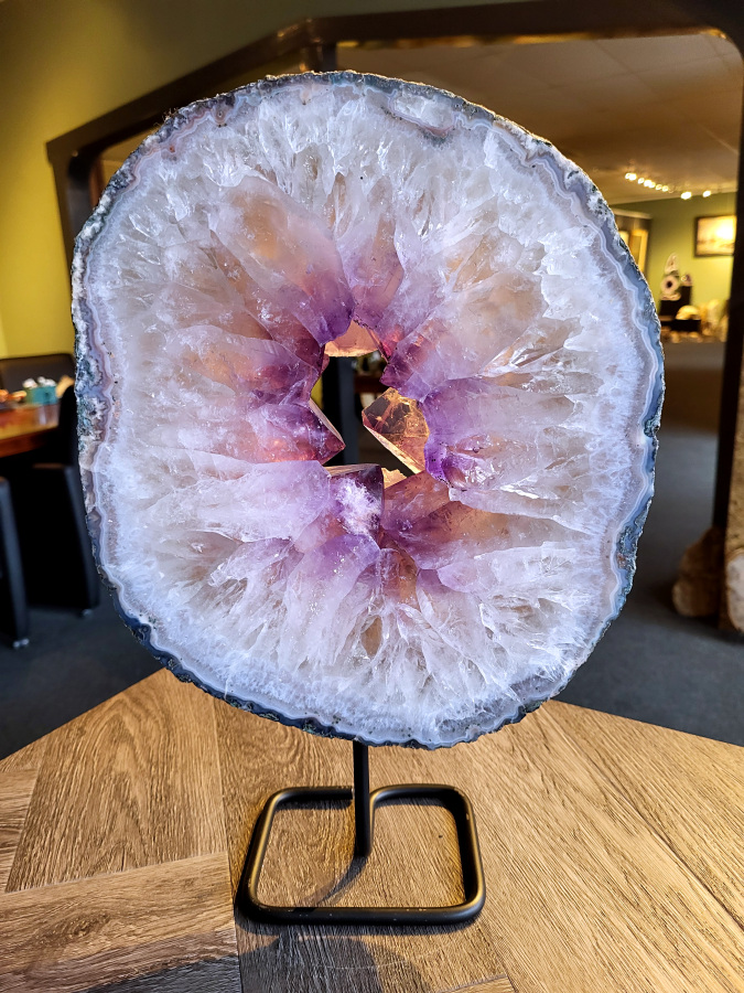 <strong>Amethist, Amethist portaal, 7,4 kg, 40 cm hoog, 334,- euro, nr. 4</strong>

<strong>Amethist is een paarse variëteit van kwarts, bekend om zijn kalmerende en spirituele eigenschappen.</strong> De kleur varieert van licht lila tot diep violet en wordt veroorzaakt door sporen van ijzer en andere elementen. Amethist wordt al eeuwenlang gewaardeerd, zowel vanwege zijn esthetische schoonheid als zijn vermeende genezende en beschermende krachten. 
<strong>Amethist is een kwartskristal, vaak te vinden in geodes (holtes in gesteente) of als afzonderlijke kristallen. 
De kleur varieert van lichtpaars tot diep violet, soms met roze of blauwe tinten. </strong>
De kleurintensiteit kan variëren, waarbij donkerdere amethisten vaak als kwalitatief worden beschouwd. 
Soms vertoont amethist dichroïsme, waarbij je verschillende kleuren kunt zien wanneer je de steen in het licht draait. 

<strong>Vindplaatsen:</strong>
Amethist wordt gevonden in verschillende delen van de wereld, waaronder Brazilië, Uruguay, Zambia, Madagaskar, Rusland en Canada.
Het wordt vaak gevonden in bergachtige gebieden. 

Gebruik:
<strong>Amethist wordt gebruikt in sieraden, decoratieve objecten en als helende steen. </strong>
Het wordt vaak gedragen als hanger, ring of armband, of geplaatst in ruimtes om de energie te zuiveren. 
<strong>Amethist wordt ook gebruikt in meditatie en andere spirituele praktijken. </strong>