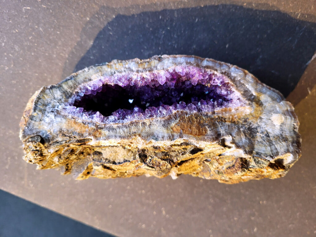 <strong>Amethist Cluster, Amethist, 1,2 kg, 31,- euro, 14</strong>

Beschrijving Amethist.
<strong>Amethist is een paarse variëteit van kwarts, bekend om zijn kalmerende en spirituele eigenschappen.</strong> De kleur varieert van licht lila tot diep violet en wordt veroorzaakt door sporen van ijzer en andere elementen. Amethist wordt al eeuwenlang gewaardeerd, zowel vanwege zijn esthetische schoonheid als zijn vermeende genezende en beschermende krachten. 
<strong>Amethist is een kwartskristal, vaak te vinden in geodes (holtes in gesteente) of als afzonderlijke kristallen. 
De kleur varieert van lichtpaars tot diep violet, soms met roze of blauwe tinten. </strong>
De kleurintensiteit kan variëren, waarbij donkerdere amethisten vaak als kwalitatief worden beschouwd. 
Soms vertoont amethist dichroïsme, waarbij je verschillende kleuren kunt zien wanneer je de steen in het licht draait. 
<strong>Vindplaatsen:</strong>
Amethist wordt gevonden in verschillende delen van de wereld, waaronder Brazilië, Uruguay, Zambia, Madagaskar, Rusland en Canada.
Het wordt vaak gevonden in bergachtige gebieden. 

<strong>Gebruik:</strong>
Amethist wordt gebruikt in sieraden, decoratieve objecten en als helende steen. 
Het wordt vaak gedragen als hanger, ring of armband, of geplaatst in ruimtes om de energie te zuiveren. 
<strong>Amethist wordt ook gebruikt in meditatie en andere spirituele praktijken. </strong>