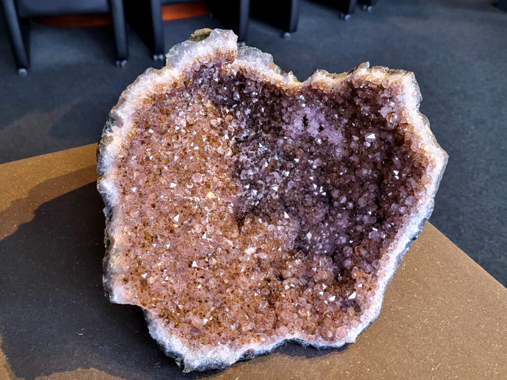 <strong>Amethist Cluster, Amethist, 3,7 kg, 85,- euro, nr. 4</strong>

Beschrijving Amethist.
<strong>Amethist is een paarse variëteit van kwarts, bekend om zijn kalmerende en spirituele eigenschappen. </strong>De kleur varieert van licht lila tot diep violet en wordt veroorzaakt door sporen van ijzer en andere elementen. Amethist wordt al eeuwenlang gewaardeerd, zowel vanwege zijn esthetische schoonheid als zijn vermeende genezende en beschermende krachten. 
<strong>Amethist is een kwartskristal, vaak te vinden in geodes (holtes in gesteente) of als afzonderlijke kristallen. 
De kleur varieert van lichtpaars tot diep violet, soms met roze of blauwe tinten. </strong>
De kleurintensiteit kan variëren, waarbij donkerdere amethisten vaak als kwalitatief worden beschouwd. 
Soms vertoont amethist dichroïsme, waarbij je verschillende kleuren kunt zien wanneer je de steen in het licht draait. 

<strong>Vindplaatsen:</strong>
Amethist wordt gevonden in verschillende delen van de wereld, waaronder Brazilië, Uruguay, Zambia, Madagaskar, Rusland en Canada.
Het wordt vaak gevonden in bergachtige gebieden. 

<strong>Gebruik:</strong>
Amethist wordt gebruikt in sieraden, decoratieve objecten en als helende steen. 
Het wordt vaak gedragen als hanger, ring of armband, of geplaatst in ruimtes om de energie te zuiveren. 
<strong>Amethist wordt ook gebruikt in meditatie en andere spirituele praktijken. </strong>