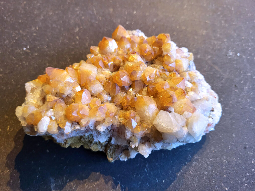 <strong>Amethist, gebrande Amethist, 0,5kg, 7,- euro, foto 2, nr. 555</strong>

Beschrijving Amethist.
<strong>Amethist is een paarse variëteit van kwarts, bekend om zijn kalmerende en spirituele eigenschappen.</strong> De kleur varieert van licht lila tot diep violet en wordt veroorzaakt door sporen van ijzer en andere elementen. Amethist wordt al eeuwenlang gewaardeerd, zowel vanwege zijn esthetische schoonheid als zijn vermeende genezende en beschermende krachten. 
Amethist is een kwartskristal, vaak te vinden in geodes (holtes in gesteente) of als afzonderlijke kristallen. 
<strong>De kleur varieert van lichtpaars tot diep violet, soms met roze of blauwe tinten. </strong>
De kleurintensiteit kan variëren, waarbij donkerdere amethisten vaak als kwalitatief worden beschouwd. 
Soms vertoont amethist dichroïsme, waarbij je verschillende kleuren kunt zien wanneer je de steen in het licht draait. 

<strong>Vindplaatsen:</strong>
Amethist wordt gevonden in verschillende delen van de wereld, waaronder Brazilië, Uruguay, Zambia, Madagaskar, Rusland en Canada.
Het wordt vaak gevonden in bergachtige gebieden. 

Gebruik:
<strong>Amethist wordt gebruikt in sieraden, decoratieve objecten en als helende steen. </strong>
Het wordt vaak gedragen als hanger, ring of armband, of geplaatst in ruimtes om de energie te zuiveren. 
<strong>Amethist wordt ook gebruikt in meditatie en andere spirituele praktijken. </strong>