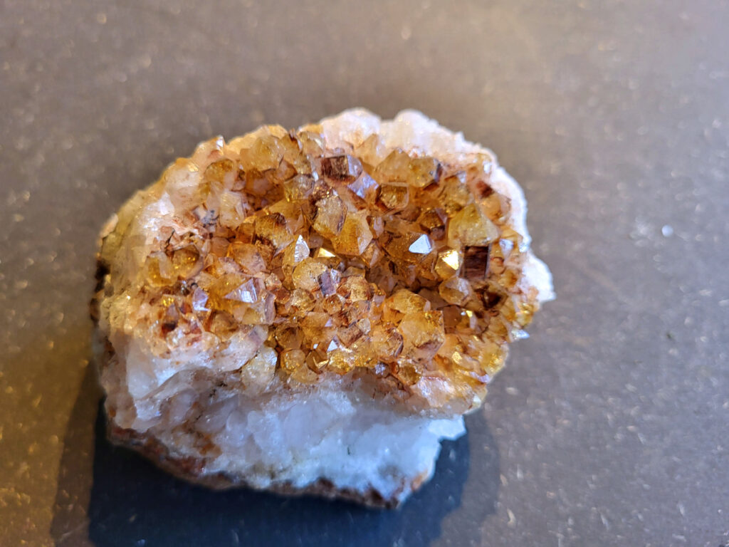 <strong>Amethist, gebrande Amethist, 0,5kg, 7,- euro, nr. 554</strong>

Beschrijving Amethist.
<strong>Amethist is een paarse variëteit van kwarts, bekend om zijn kalmerende en spirituele eigenschappen.</strong> De kleur varieert van licht lila tot diep violet en wordt veroorzaakt door sporen van ijzer en andere elementen. Amethist wordt al eeuwenlang gewaardeerd, zowel vanwege zijn esthetische schoonheid als zijn vermeende genezende en beschermende krachten. 
Amethist is een kwartskristal, vaak te vinden in geodes (holtes in gesteente) of als afzonderlijke kristallen. 
De kleur varieert van lichtpaars tot diep violet, soms met roze of blauwe tinten. 
De kleurintensiteit kan variëren, waarbij donkerdere amethisten vaak als kwalitatief worden beschouwd. 
Soms vertoont amethist dichroïsme, waarbij je verschillende kleuren kunt zien wanneer je de steen in het licht draait. 

<strong>Vindplaatsen:</strong>
Amethist wordt gevonden in verschillende delen van de wereld, waaronder Brazilië, Uruguay, Zambia, Madagaskar, Rusland en Canada.
Het wordt vaak gevonden in bergachtige gebieden. 

<strong>Gebruik:
Amethist wordt gebruikt in sieraden, decoratieve objecten en als helende steen.</strong> 
Het wordt vaak gedragen als hanger, ring of armband, of geplaatst in ruimtes om de energie te zuiveren. 
<strong>Amethist wordt ook gebruikt in meditatie en andere spirituele praktijken. </strong>