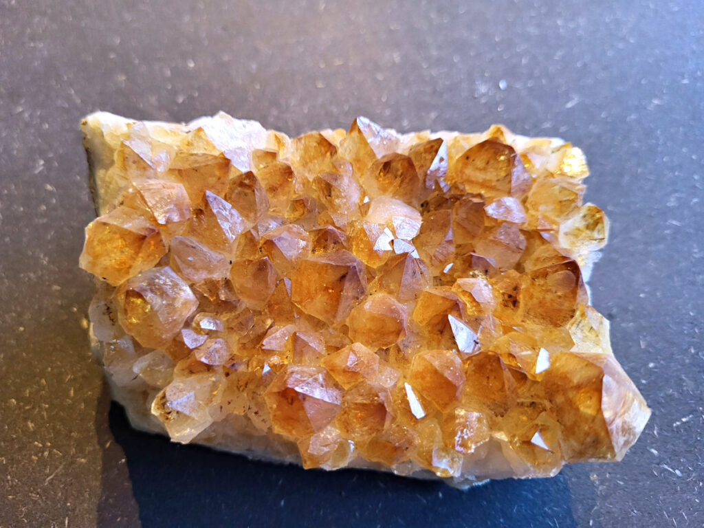 <strong>Amethist, gebrande Amethist, 0,6 kg, 8,- euro, nr. 553</strong>

Beschrijving Amethist.
<strong>Amethist is een paarse variëteit van kwarts, bekend om zijn kalmerende en spirituele eigenschappen.</strong> De kleur varieert van licht lila tot diep violet en wordt veroorzaakt door sporen van ijzer en andere elementen. Amethist wordt al eeuwenlang gewaardeerd, zowel vanwege zijn esthetische schoonheid als zijn vermeende genezende en beschermende krachten. 
<strong>Amethist is een kwartskristal, vaak te vinden in geodes (holtes in gesteente) of als afzonderlijke kristallen.</strong> 
De kleur varieert van lichtpaars tot diep violet, soms met roze of blauwe tinten. 
De kleurintensiteit kan variëren, waarbij donkerdere amethisten vaak als kwalitatief worden beschouwd. 
Soms vertoont amethist dichroïsme, waarbij je verschillende kleuren kunt zien wanneer je de steen in het licht draait. 

<strong>Vindplaatsen:</strong>
Amethist wordt gevonden in verschillende delen van de wereld, waaronder Brazilië, Uruguay, Zambia, Madagaskar, Rusland en Canada.
Het wordt vaak gevonden in bergachtige gebieden. 

Gebruik:
Amethist wordt gebruikt in sieraden, decoratieve objecten en als helende steen. 
Het wordt vaak gedragen als hanger, ring of armband, of geplaatst in ruimtes om de energie te zuiveren. 
<strong>Amethist wordt ook gebruikt in meditatie en andere spirituele praktijken. </strong>