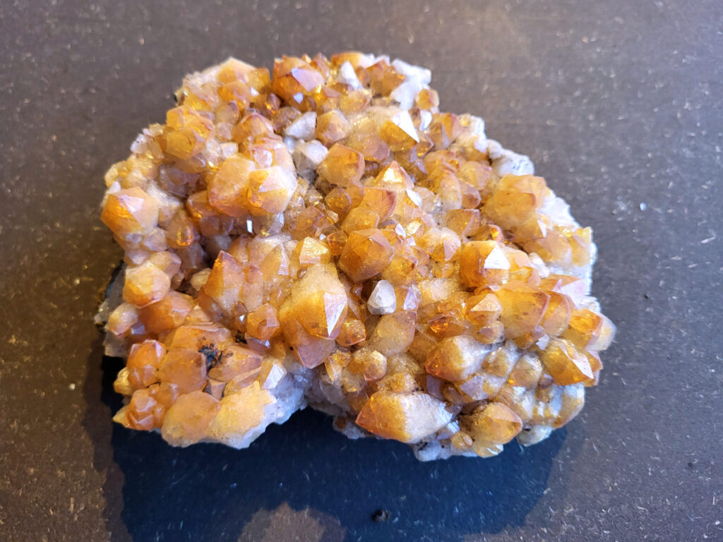 <strong>Amethist, gebrande Amethist, 0,7 kg, 10,- euro, nr. 550</strong>

<strong>Beschrijving Amethist.
Amethist is een paarse variëteit van kwarts, bekend om zijn kalmerende en spirituele eigenschappen. De kleur varieert van licht lila tot diep violet en wordt veroorzaakt door sporen van ijzer en andere elementen. Amethist wordt al eeuwenlang gewaardeerd, zowel vanwege zijn esthetische schoonheid als zijn vermeende genezende en beschermende krachten. </strong>
Amethist is een kwartskristal, vaak te vinden in geodes (holtes in gesteente) of als afzonderlijke kristallen. 
De kleur varieert van lichtpaars tot diep violet, soms met roze of blauwe tinten. 
De kleurintensiteit kan variëren, waarbij donkerdere amethisten vaak als kwalitatief worden beschouwd. 
Soms vertoont amethist dichroïsme, waarbij je verschillende kleuren kunt zien wanneer je de steen in het licht draait. 

<strong>Vindplaatsen:</strong>
Amethist wordt gevonden in verschillende delen van de wereld, waaronder Brazilië, Uruguay, Zambia, Madagaskar, Rusland en Canada.
Het wordt vaak gevonden in bergachtige gebieden. 

<strong>Gebruik:</strong>
Amethist wordt gebruikt in sieraden, decoratieve objecten en als helende steen. 
Het wordt vaak gedragen als hanger, ring of armband, of geplaatst in ruimtes om de energie te zuiveren. 
<strong>Amethist wordt ook gebruikt in meditatie en andere spirituele praktijken. </strong>