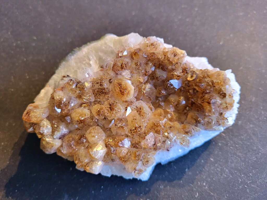 <strong>Amethist, gebrande Amethist, 0,8 kg, 12,- euro, nr. 555</strong>

Beschrijving Amethist.
Amethist is een paarse variëteit van kwarts, bekend om zijn kalmerende en spirituele eigenschappen. De kleur varieert van licht lila tot diep violet en wordt veroorzaakt door sporen van ijzer en andere elementen. Amethist wordt al eeuwenlang gewaardeerd, zowel vanwege zijn esthetische schoonheid als zijn vermeende genezende en beschermende krachten. 
Amethist is een kwartskristal, vaak te vinden in geodes (holtes in gesteente) of als afzonderlijke kristallen. 
De kleur varieert van lichtpaars tot diep violet, soms met roze of blauwe tinten. 
De kleurintensiteit kan variëren, waarbij donkerdere amethisten vaak als kwalitatief worden beschouwd. 
Soms vertoont amethist dichroïsme, waarbij je verschillende kleuren kunt zien wanneer je de steen in het licht draait. 
<strong>
Vindplaatsen:</strong>
Amethist wordt gevonden in verschillende delen van de wereld, waaronder Brazilië, Uruguay, Zambia, Madagaskar, Rusland en Canada.
Het wordt vaak gevonden in bergachtige gebieden. 

<strong>Gebruik:</strong>
Amethist wordt gebruikt in sieraden, decoratieve objecten en als helende steen. 
Het wordt vaak gedragen als hanger, ring of armband, of geplaatst in ruimtes om de energie te zuiveren. 
<strong>Amethist wordt ook gebruikt in meditatie en andere spirituele praktijken. </strong>