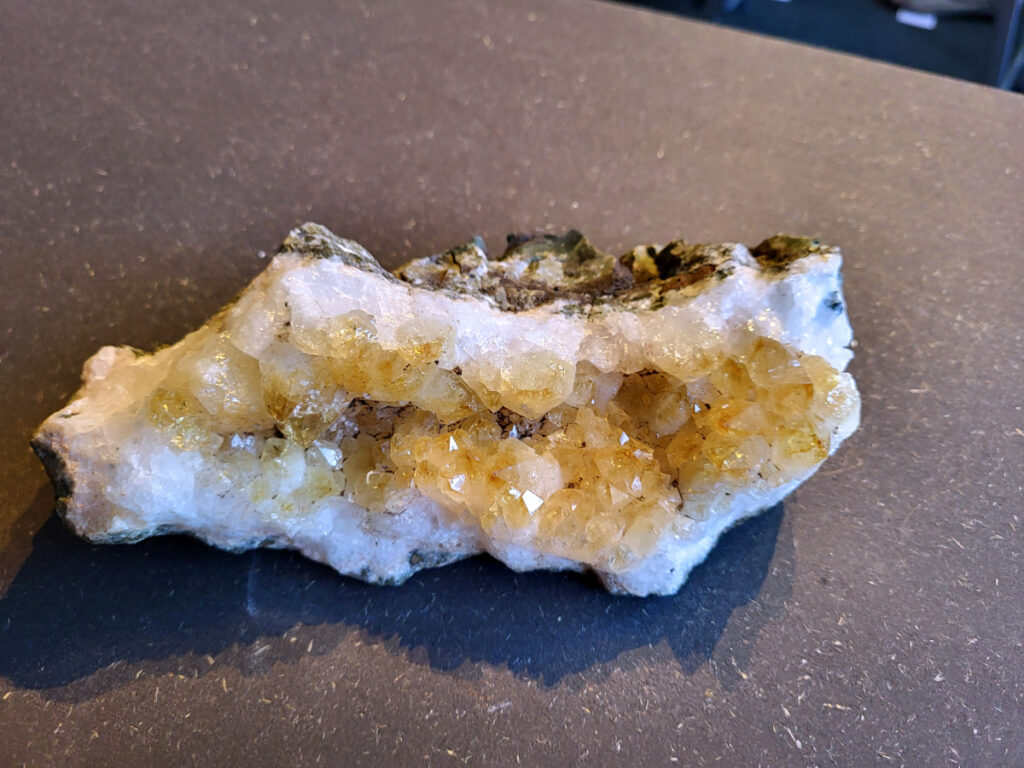 <strong>Amethist, gebrande Amethist, 1 kg, 14,- euro, nr. 551</strong>

Beschrijving Amethist.
<strong>Amethist is een paarse variëteit van kwarts, bekend om zijn kalmerende en spirituele eigenschappen.</strong> De kleur varieert van licht lila tot diep violet en wordt veroorzaakt door sporen van ijzer en andere elementen. Amethist wordt al eeuwenlang gewaardeerd, zowel vanwege zijn esthetische schoonheid als zijn vermeende genezende en beschermende krachten. 
<strong>Amethist is een kwartskristal, vaak te vinden in geodes (holtes in gesteente) of als afzonderlijke kristallen. </strong>
De kleur varieert van lichtpaars tot diep violet, soms met roze of blauwe tinten. 
De kleurintensiteit kan variëren, waarbij donkerdere amethisten vaak als kwalitatief worden beschouwd. 
Soms vertoont amethist dichroïsme, waarbij je verschillende kleuren kunt zien wanneer je de steen in het licht draait. 

<strong>Vindplaatsen:</strong>
Amethist wordt gevonden in verschillende delen van de wereld, waaronder Brazilië, Uruguay, Zambia, Madagaskar, Rusland en Canada.
Het wordt vaak gevonden in bergachtige gebieden. 

<strong>Gebruik:</strong>
Amethist wordt gebruikt in sieraden, decoratieve objecten en als helende steen. 
Het wordt vaak gedragen als hanger, ring of armband, of geplaatst in ruimtes om de energie te zuiveren. 
<strong>Amethist wordt ook gebruikt in meditatie en andere spirituele praktijken. </strong>