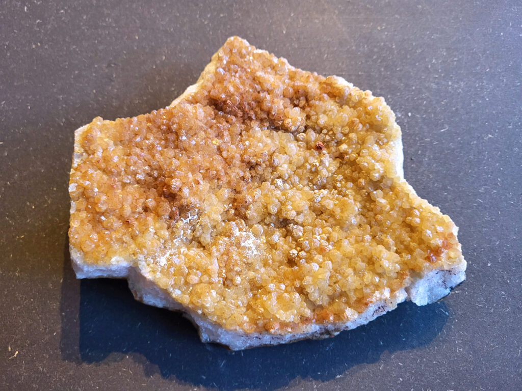 <strong>Amethist, gebrande Amethist, 1,3 kg, 18,- euro, nr. 560</strong>

Beschrijving Amethist.
Amethist is een paarse variëteit van kwarts, bekend om zijn kalmerende en spirituele eigenschappen. De kleur varieert van licht lila tot diep violet en wordt veroorzaakt door sporen van ijzer en andere elementen. Amethist wordt al eeuwenlang gewaardeerd, zowel vanwege zijn esthetische schoonheid als zijn vermeende genezende en beschermende krachten. 
<strong>Amethist is een kwartskristal, vaak te vinden in geodes (holtes in gesteente) of als afzonderlijke kristallen. </strong>
De kleur varieert van lichtpaars tot diep violet, soms met roze of blauwe tinten. 
De kleurintensiteit kan variëren, waarbij donkerdere amethisten vaak als kwalitatief worden beschouwd. 
Soms vertoont amethist dichroïsme, waarbij je verschillende kleuren kunt zien wanneer je de steen in het licht draait. 

<strong>Vindplaatsen:</strong>
Amethist wordt gevonden in verschillende delen van de wereld, waaronder Brazilië, Uruguay, Zambia, Madagaskar, Rusland en Canada.
Het wordt vaak gevonden in bergachtige gebieden. 

<strong>Gebruik:</strong>
Amethist wordt gebruikt in sieraden, decoratieve objecten en als helende steen. 
Het wordt vaak gedragen als hanger, ring of armband, of geplaatst in ruimtes om de energie te zuiveren. 
<strong>Amethist wordt ook gebruikt in meditatie en andere spirituele praktijken. </strong>