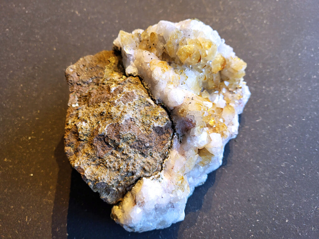 <strong>Amethist, gebrande Amethist, 1,4 kg, 20,- euro, nr. 552</strong>

Beschrijving Amethist.
<strong>Amethist is een paarse variëteit van kwarts, bekend om zijn kalmerende en spirituele eigenschappen.</strong> De kleur varieert van licht lila tot diep violet en wordt veroorzaakt door sporen van ijzer en andere elementen. Amethist wordt al eeuwenlang gewaardeerd, zowel vanwege zijn esthetische schoonheid als zijn vermeende genezende en beschermende krachten. 
Amethist is een kwartskristal, vaak te vinden in geodes (holtes in gesteente) of als afzonderlijke kristallen. 
<strong>De kleur varieert van lichtpaars tot diep violet, soms met roze of blauwe tinten. </strong>
De kleurintensiteit kan variëren, waarbij donkerdere amethisten vaak als kwalitatief worden beschouwd. 
Soms vertoont amethist dichroïsme, waarbij je verschillende kleuren kunt zien wanneer je de steen in het licht draait. 

<strong>Vindplaatsen:</strong>
Amethist wordt gevonden in verschillende delen van de wereld, waaronder Brazilië, Uruguay, Zambia, Madagaskar, Rusland en Canada.
Het wordt vaak gevonden in bergachtige gebieden. 

Gebruik:
Amethist wordt gebruikt in sieraden, decoratieve objecten en als helende steen. 
Het wordt vaak gedragen als hanger, ring of armband, of geplaatst in ruimtes om de energie te zuiveren. 
<strong>Amethist wordt ook gebruikt in meditatie en andere spirituele praktijken. </strong>