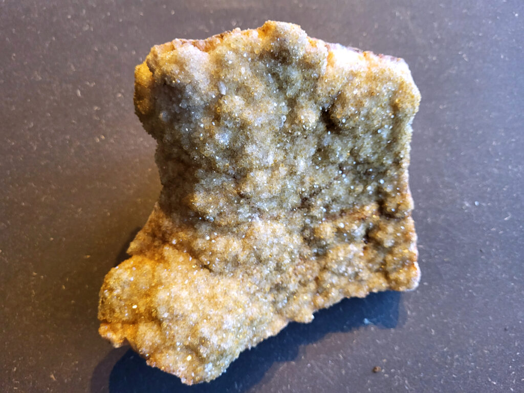 <strong>Amethist, gebrande Amethist, 2 kg, 28,- euro, nr. 559</strong>

Beschrijving Amethist.
Amethist is een paarse variëteit van kwarts, bekend om zijn kalmerende en spirituele eigenschappen. De kleur varieert van licht lila tot diep violet en wordt veroorzaakt door sporen van ijzer en andere elementen. Amethist wordt al eeuwenlang gewaardeerd, zowel vanwege zijn esthetische schoonheid als zijn vermeende genezende en beschermende krachten. 
<strong>Amethist is een kwartskristal, vaak te vinden in geodes (holtes in gesteente) of als afzonderlijke kristallen.</strong> 
De kleur varieert van lichtpaars tot diep violet, soms met roze of blauwe tinten. 
De kleurintensiteit kan variëren, waarbij donkerdere amethisten vaak als kwalitatief worden beschouwd. 
Soms vertoont amethist dichroïsme, waarbij je verschillende kleuren kunt zien wanneer je de steen in het licht draait. 

<strong>Vindplaatsen:</strong>
Amethist wordt gevonden in verschillende delen van de wereld, waaronder Brazilië, Uruguay, Zambia, Madagaskar, Rusland en Canada.
Het wordt vaak gevonden in bergachtige gebieden. 

<strong>Gebruik:</strong>
Amethist wordt gebruikt in sieraden, decoratieve objecten en als helende steen. 
Het wordt vaak gedragen als hanger, ring of armband, of geplaatst in ruimtes om de energie te zuiveren. 
<strong>Amethist wordt ook gebruikt in meditatie en andere spirituele praktijken. </strong>