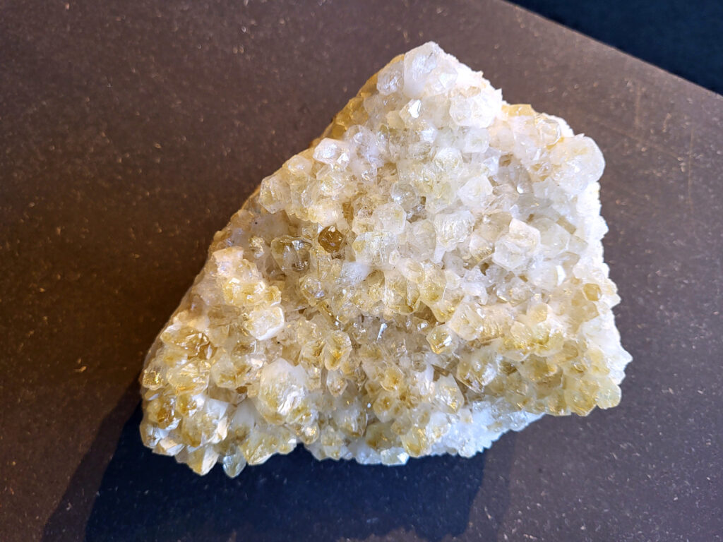 <strong>Amethist, gebrande Amethist, 3,1 kg, 47,- euro, nr. 556</strong>

Beschrijving Amethist.
<strong>Amethist is een paarse variëteit van kwarts, bekend om zijn kalmerende en spirituele eigenschappen.</strong> De kleur varieert van licht lila tot diep violet en wordt veroorzaakt door sporen van ijzer en andere elementen. Amethist wordt al eeuwenlang gewaardeerd, zowel vanwege zijn esthetische schoonheid als zijn vermeende genezende en beschermende krachten. 
<strong>Amethist is een kwartskristal, vaak te vinden in geodes (holtes in gesteente) of als afzonderlijke kristallen.</strong> 
De kleur varieert van lichtpaars tot diep violet, soms met roze of blauwe tinten. 
De kleurintensiteit kan variëren, waarbij donkerdere amethisten vaak als kwalitatief worden beschouwd. 
Soms vertoont amethist dichroïsme, waarbij je verschillende kleuren kunt zien wanneer je de steen in het licht draait. 

<strong>Vindplaatsen:</strong>
Amethist wordt gevonden in verschillende delen van de wereld, waaronder Brazilië, Uruguay, Zambia, Madagaskar, Rusland en Canada.
Het wordt vaak gevonden in bergachtige gebieden. 

<strong>Gebruik:</strong>
Amethist wordt gebruikt in sieraden, decoratieve objecten en als helende steen. 
Het wordt vaak gedragen als hanger, ring of armband, of geplaatst in ruimtes om de energie te zuiveren. 
<strong>Amethist wordt ook gebruikt in meditatie en andere spirituele praktijken. </strong>