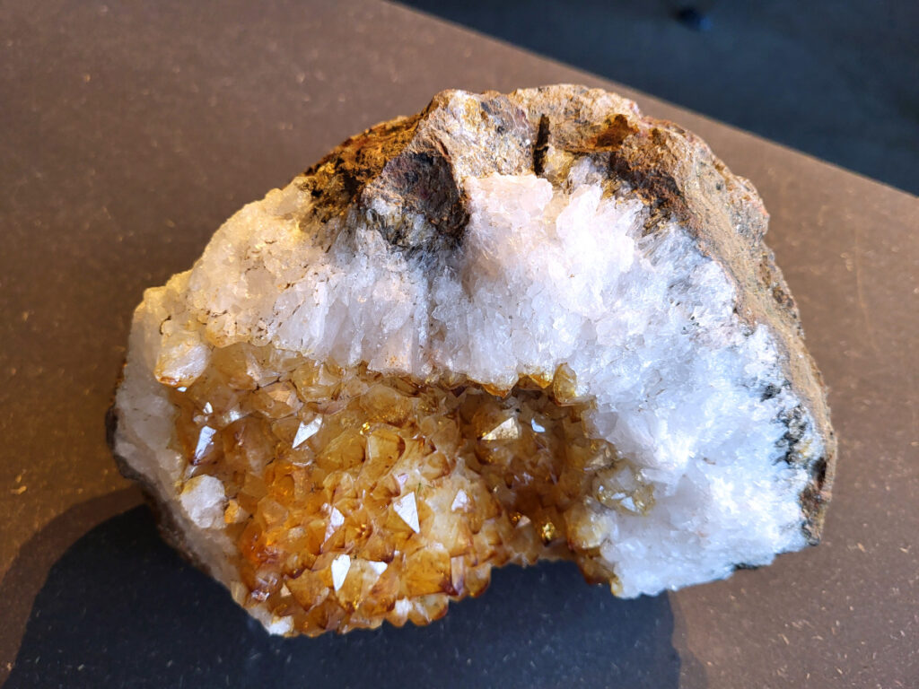 <strong>Amethist, gebrande Amethist, 3,2 kg, 47,- euro, nr. 557</strong>

Beschrijving Amethist.
<strong>Amethist is een paarse variëteit van kwarts, bekend om zijn kalmerende en spirituele eigenschappen.</strong> De kleur varieert van licht lila tot diep violet en wordt veroorzaakt door sporen van ijzer en andere elementen. Amethist wordt al eeuwenlang gewaardeerd, zowel vanwege zijn esthetische schoonheid als zijn vermeende genezende en beschermende krachten. 
Amethist is een kwartskristal, vaak te vinden in geodes (holtes in gesteente) of als afzonderlijke kristallen. 
De kleur varieert van lichtpaars tot diep violet, soms met roze of blauwe tinten. 
De kleurintensiteit kan variëren, waarbij donkerdere amethisten vaak als kwalitatief worden beschouwd. 
Soms vertoont amethist dichroïsme, waarbij je verschillende kleuren kunt zien wanneer je de steen in het licht draait. 

<strong>Vindplaatsen:</strong>
Amethist wordt gevonden in verschillende delen van de wereld, waaronder Brazilië, Uruguay, Zambia, Madagaskar, Rusland en Canada.
Het wordt vaak gevonden in bergachtige gebieden. 

<strong>Gebruik:</strong>
Amethist wordt gebruikt in sieraden, decoratieve objecten en als helende steen. 
Het wordt vaak gedragen als hanger, ring of armband, of geplaatst in ruimtes om de energie te zuiveren. 
<strong>Amethist wordt ook gebruikt in meditatie en andere spirituele praktijken. </strong>