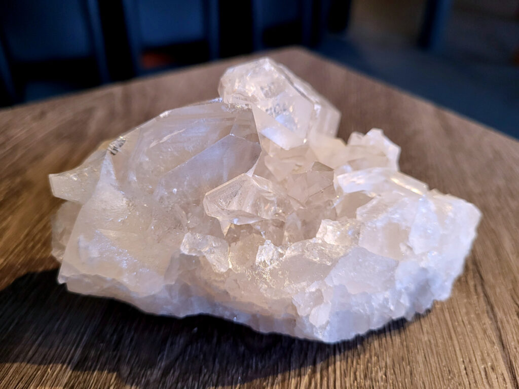 <strong>Bergkristal, 0,6 kg, 25,- euro, nr. 21</strong>

Beschrijving Bergkristal.

<strong>Bergkristal is een heldere, kleurloze variëteit van kwarts en is een van de meest voorkomende edelstenen.</strong> Het staat bekend om zijn glasachtige glans en wordt gewaardeerd om zijn zuivere, krachtige energie en wordt vaak gebruikt in sieraden, meditatie en heling. 
Eigenschappen en gebruik:
<strong>Uiterlijk:</strong>
Bergkristal is meestal kleurloos en transparant, maar kan ook melkachtig wit zijn door insluitingen van lucht of water. 
Hardheid:
Het heeft een hardheid van 7 op de schaal van Mohs, wat betekent dat het vrij duurzaam is. 
<strong>Chemische samenstelling:</strong>
Bergkristal is siliciumdioxide (SiO2). 
<strong>Gebruik:</strong>
Sieraden: Het wordt vaak verwerkt in hangers, ringen, armbanden en andere sieraden. 
Meditatie en heling: Het wordt gebruikt om energie te zuiveren, te versterken en te balanceren, en wordt vaak ingezet bij meditaties en andere spirituele praktijken. 
Technologie: Kwarts, inclusief bergkristal, wordt gebruikt in elektronica vanwege zijn piezo-elektrische eigenschappen, zoals in quartz oscillatoren. 
Decoratie: Het wordt ook gebruikt voor decoratieve doeleinden, zoals beeldjes, stenen en andere ornamenten. 
<strong>Herkomst:</strong>
Bergkristal wordt op veel plaatsen in de wereld gevonden, zoals Brazilië, Madagaskar, de Himalaya en Zwitserland. 
<strong>Spirituele betekenis:
Zuivering en balans:</strong>
Bergkristal wordt vaak gezien als een steen die energieën zuivert en in balans brengt, zowel fysiek als energetisch. 
<strong>Heldere geest:</strong>
Het zou helderheid van geest bevorderen en helpen bij het loslaten van negatieve gedachten en emoties. 
<strong>Versterking van energie:</strong>
Bergkristal wordt vaak gebruikt om de energie van andere stenen te versterken. 
<strong>Bescherming:</strong>
In sommige culturen wordt bergkristal gezien als een beschermende steen die aura's beschermt tegen negatieve invloeden.