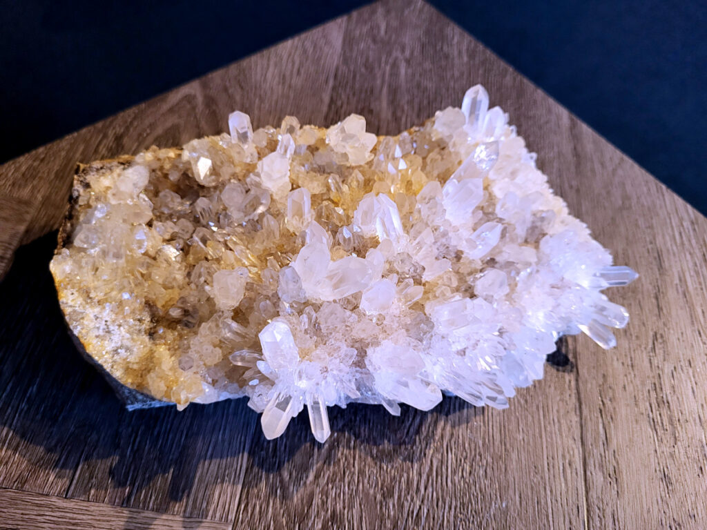 <strong>Bergkristal, 1,9 kg, 57,- euro, nr. 15</strong>

Beschrijving Bergkristal.

<strong>Bergkristal is een heldere, kleurloze variëteit van kwarts en is een van de meest voorkomende edelstenen.</strong> Het staat bekend om zijn glasachtige glans en wordt gewaardeerd om zijn zuivere, krachtige energie en wordt vaak gebruikt in sieraden, meditatie en heling. 
Eigenschappen en gebruik:
<strong>Uiterlijk:</strong>
Bergkristal is meestal kleurloos en transparant, maar kan ook melkachtig wit zijn door insluitingen van lucht of water. 
<strong>Hardheid:</strong>
Het heeft een hardheid van 7 op de schaal van Mohs, wat betekent dat het vrij duurzaam is. 
<strong>Chemische samenstelling:</strong>
Bergkristal is siliciumdioxide (SiO2). 
Gebruik:
Sieraden: Het wordt vaak verwerkt in hangers, ringen, armbanden en andere sieraden. 
Meditatie en heling: Het wordt gebruikt om energie te zuiveren, te versterken en te balanceren, en wordt vaak ingezet bij meditaties en andere spirituele praktijken. 
Technologie: Kwarts, inclusief bergkristal, wordt gebruikt in elektronica vanwege zijn piezo-elektrische eigenschappen, zoals in quartz oscillatoren. 
Decoratie: Het wordt ook gebruikt voor decoratieve doeleinden, zoals beeldjes, stenen en andere ornamenten. 
<strong>Herkomst:</strong>
Bergkristal wordt op veel plaatsen in de wereld gevonden, zoals Brazilië, Madagaskar, de Himalaya en Zwitserland. 
<strong>Spirituele betekenis:</strong>
Zuivering en balans:
Bergkristal wordt vaak gezien als een steen die energieën zuivert en in balans brengt, zowel fysiek als energetisch. 
<strong>Heldere geest:</strong>
Het zou helderheid van geest bevorderen en helpen bij het loslaten van negatieve gedachten en emoties. 
<strong>Versterking van energie:</strong>
Bergkristal wordt vaak gebruikt om de energie van andere stenen te versterken. 
<strong>Bescherming:</strong>
In sommige culturen wordt bergkristal gezien als een beschermende steen die aura's beschermt tegen negatieve invloeden.