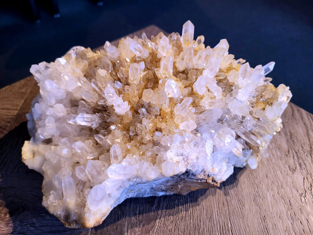 <strong>Bergkristal, 3,6 kg, 108,- euro, nr. 6</strong>

Beschrijving Bergkristal.

<strong>Bergkristal is een heldere, kleurloze variëteit van kwarts en is een van de meest voorkomende edelstenen.</strong> Het staat bekend om zijn glasachtige glans en wordt gewaardeerd om zijn zuivere, krachtige energie en wordt vaak gebruikt in sieraden, meditatie en heling. 
Eigenschappen en gebruik:
Uiterlijk:
Bergkristal is meestal kleurloos en transparant, maar kan ook melkachtig wit zijn door insluitingen van lucht of water. 
Hardheid:
Het heeft een hardheid van 7 op de schaal van Mohs, wat betekent dat het vrij duurzaam is. 
<strong>Chemische samenstelling:</strong>
Bergkristal is siliciumdioxide (SiO2). 
Gebruik:
Sieraden: Het wordt vaak verwerkt in hangers, ringen, armbanden en andere sieraden. 
Meditatie en heling: Het wordt gebruikt om energie te zuiveren, te versterken en te balanceren, en wordt vaak ingezet bij meditaties en andere spirituele praktijken. 
Technologie: Kwarts, inclusief bergkristal, wordt gebruikt in elektronica vanwege zijn piezo-elektrische eigenschappen, zoals in quartz oscillatoren. 
Decoratie: Het wordt ook gebruikt voor decoratieve doeleinden, zoals beeldjes, stenen en andere ornamenten. 
<strong>Herkomst:</strong>
Bergkristal wordt op veel plaatsen in de wereld gevonden, zoals Brazilië, Madagaskar, de Himalaya en Zwitserland. 
<strong>Spirituele betekenis:
Zuivering en balans:</strong>
Bergkristal wordt vaak gezien als een steen die energieën zuivert en in balans brengt, zowel fysiek als energetisch. 
<strong>Heldere geest:</strong>
Het zou helderheid van geest bevorderen en helpen bij het loslaten van negatieve gedachten en emoties. 
<strong>Versterking van energie:</strong>
Bergkristal wordt vaak gebruikt om de energie van andere stenen te versterken. 
<strong>Bescherming:</strong>
In sommige culturen wordt bergkristal gezien als een beschermende steen die aura's beschermt tegen negatieve invloeden.