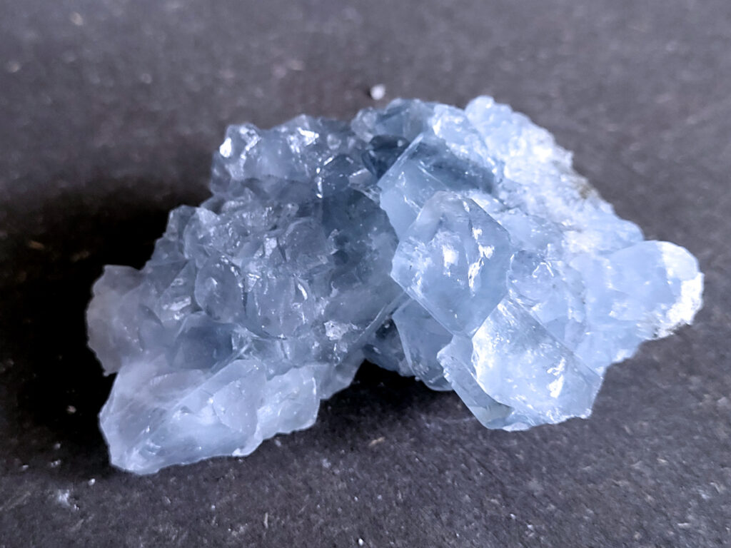 Celestien, geode, cluster, 0,1kg, 4,- euro, nr. 18

Celestien, ook wel bekend als celestiet of Coelestien, is een mineraal dat voornamelijk bestaat uit strontiumsulfaat. De naam is afgeleid van het Latijnse 