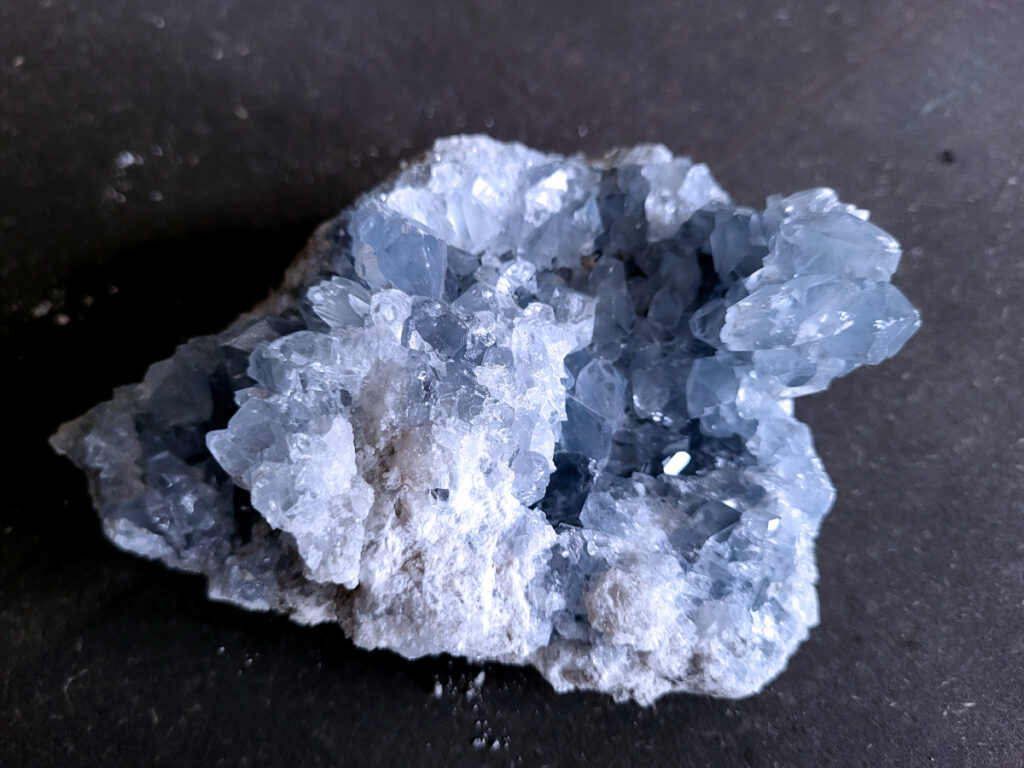 Celestien, geode, cluster, 0,6 kg, 18,- euro, nr. 5

Celestien, ook wel bekend als celestiet of Coelestien, is een mineraal dat voornamelijk bestaat uit strontiumsulfaat. De naam is afgeleid van het Latijnse 