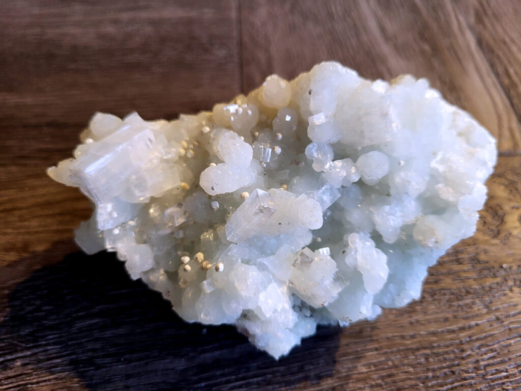 Chalcedoon geode met druzy kristallen, 0,4kg, 15,- euro, nr. 2

Chalcedoon geode met druzy kristallen.
Geodes ontstaan in holtes van gesteente (vaak vulkanisch). Mineralenrijk water vult die holte en kristalliseert langzaam, waardoor die fijne kristalletjes groeien.

De buitenkant is ruw en gesteente achtig, dat is de “schil” van de geode.
Binnenin zit een holte en dat is typisch voor een geode.
De binnenkant is bedekt met kleine, glinsterende kristalletjes en dat noem je druzy (druze).
De lichtblauwe/groene tint wijst op chalcedoon, een microkristallijne vorm van kwarts.
Kenmerken:
Materiaal: chalcedoon (kwartsfamilie)
Structuur: geode met druzy coating
Kleur: wit tot licht blauw/groen
Glans: suikerachtig, sprankelend

Vergelijkbaar met:
Agaat-geodes (maar die hebben vaak duidelijke banden)
Kwarts-geodes (meestal grotere, puntige kristallen i.p.v. fijne druzy)