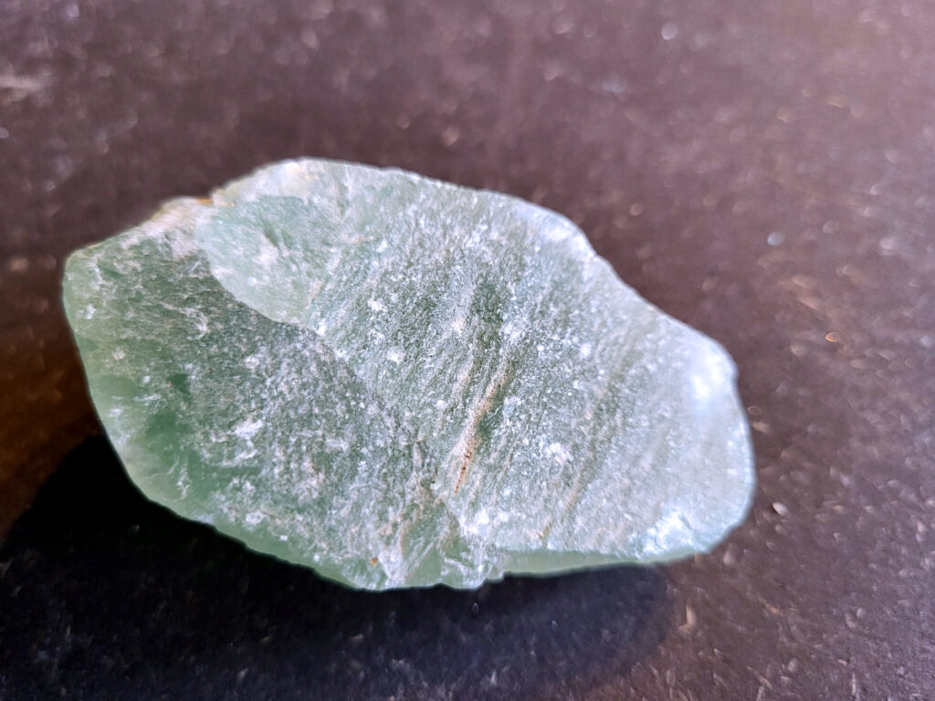 <strong>Fluoriet, brok fluoriet, 0,2 kg, 6,- euro, nr. 4</strong>

Fluoriet,
<strong>Fluoriet is een veelzijdig, kleurrijk mineraal (calciumfluoride) dat bekend staat om zijn sterke concentratie bevorderende, beschermende en reinigende werking op de geest.</strong> Het ordent chaos, helpt bij studie en emotionele stabiliteit, en wordt vaak gebruikt om elektromagnetische straling te verminderen. Het mineraal fluoresceert vaak onder UV-licht.
<strong>Kernmerken van Fluoriet:</strong>
Kleur: Zeer variabel, inclusief paars, groen, blauw, geel en kleurloos.
Hardheid: 4 op de schaal van Mohs (tamelijk zacht).
Kristalstelsel: Kubisch, vaak als octaëder.
Toepassing: Geliefd bij verzamelaars, spirituele beoefenaars (meditatie) en industrieel gebruikt als vloeispaat (vloeimiddel bij metaalsmelting).
<strong>Spirituele en Emotionele Werking:</strong>
Focus & Studie: Helpt bij het ordenen van gedachten, concentratie en snelle informatieverwerking.
Bescherming: Werkt stabiliserend, vergroot het zelfvertrouwen en helpt tegen negatieve invloeden of overprikkeling.
Emotionele balans: Brengt emoties in evenwicht en helpt bij het loslaten van oude patronen. 
<strong>Fysieke Werking (Edelsteentherapie):</strong>
Botten en Gebit: Ondersteunt de gezondheid van tanden, botten en gewrichten.
Pijnbestrijding: Wordt ingezet bij zenuwpijn, gordelroos en artritis.
Reiniging: Zou helpen bij ontgifting en het immuunsysteem versterken. 

<strong>Kleurvariaties en Specifieke Werking:
Groene Fluoriet: Reinigt de aura, bevordert emotionele healing en nuchterheid.
Paarse Fluoriet: Stimuleert de intuïtie en spirituele wijsheid.
Blauwe Fluoriet: Ondersteunt communicatie en creativiteit.
Regenboogfluoriet: Combineert de eigenschappen van de verschillende kleuren. 
</strong>