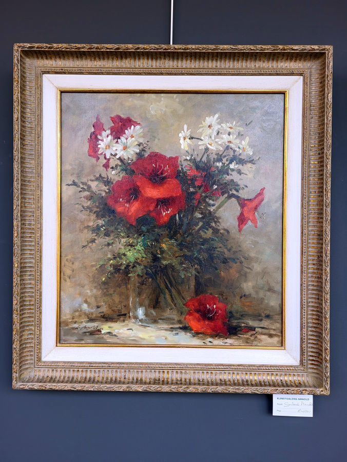 <strong>Gerhard Arnold, bloemstilleven, afmeting 50x60cm doekmaat, afmeting incl. lijst 70x80cm, 450,- euro, nr. 53

Arnold, G.Arnold, Gerhard Arnold ..... ( geb.1938),
Gerhard Arnold is geboren op 14 februari 1938 te Ludwigshaven.
Hij kwam al op tweejarige leeftijd naar Offenbach/Main met zijn ouders, waar hij nu nog steeds werkt. Hij heeft hier de Offenbacher Werkkunstschule doorlopen en vele adviezen genoten van de Franfurter kunstschilder Carl Dörrbecker. Hij heeft een eigen stijl ontwikkelt die meestal transparant opgebracht is.
Hij schildert landschappen, figuren, portretten, stadsgezichten en stillevens (vooral bloemen).

Gerhard Arnold geniet grote bekendheid in Duitsland en is een zeer geliefd kunstenaar.

Arnold, G. Arnold, Gerhard Arnold, born on 14 februar in 1938 in Ludwigshafen (Germany). Student of the Offenbacher Werkkunstschule in frankfurt and from Carl Dörrbecker. He is a painter and he has made a lot off flowerstillifes by his own maner of painting. Also he has made some landscapes with figures and city views. He is very well known in Germany.</strong>