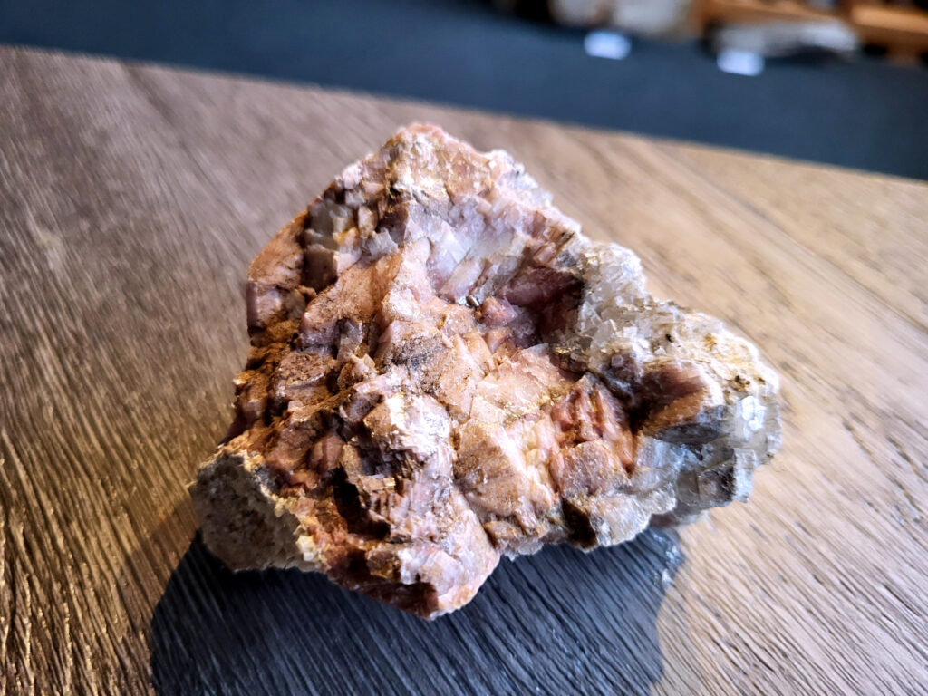 <strong>Regenboog Calciet, 0,2 kg, 2,- euro, nr. 1</strong>

Calciet, Regenboog Calciet

<strong>Regenboog Calciet</strong> is een krachtige combinatie van calcietvariëteiten (vaak rood, groen, oranje en wit) die bekend staat om het harmoniseren van alle chakra's en het bevorderen van emotionele en spirituele groei. Deze steen absorbeert negatieve energie, stimuleert het immuunsysteem, verhoogt het zelfvertrouwen en helpt bij het loslaten van oude patronen. 
<strong>Kenmerken en Werking van Regenboog Calciet:</strong>
<strong>Spirituele & Emotionele Werking:</strong> Het is een steen van verbinding en harmonie, die zorgt voor een positieve instelling, hoop en moed. Het verbindt de lagere en hogere chakra's en helpt om het hart te openen, volgen.
<strong>Het werkt ondersteunend bij stress en zwaarmoedigheid.</strong>
<strong>Fysieke Werking:</strong> Regenboog Calciet wordt vaak geassocieerd met het stimuleren van de stofwisseling, het versterken van het immuunsysteem en het bevorderen van de opname van calcium in het lichaam. Het kan ondersteunen bij de genezing van huid, bindweefsel en botten.
<strong>Toepassingen:</strong> De steen is zeer geschikt om in een ruimte te plaatsen om de energie te zuiveren en in balans te brengen. Het wordt ook gebruikt om de concentratie te verbeteren.
<strong>Uiterlijk:</strong> Het is vaak een combinatie van kleuren (rood, groen, wit) die samen een prachtig geheel vormen, vaak met aardende, donkere randjes. 
<strong>Regenboog Calciet werkt zacht, maar zeer duidelijk en is daardoor een fijne steen voor persoonlijke ontwikkeling. </strong>